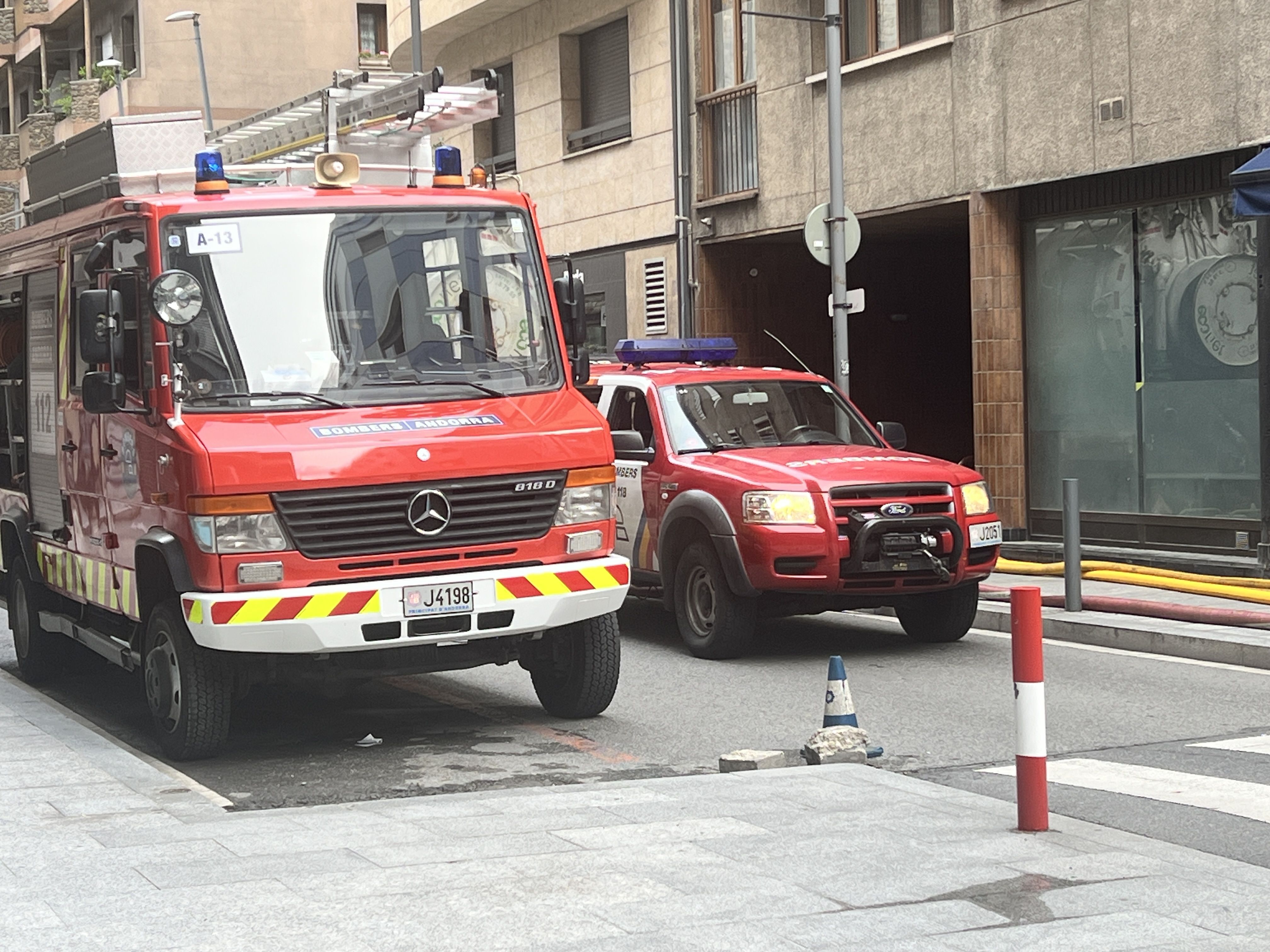 Vehicles dels bombers a l'exterior de l'aparcament en plena operació de retirada d'aigua.
