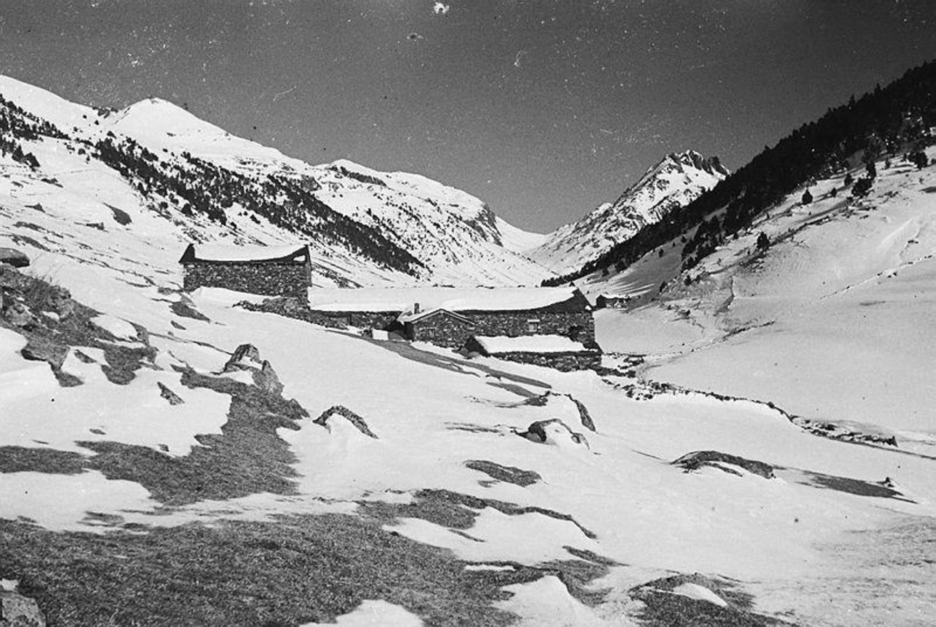 Fotografia d'una borda a la vall d'Incles (entre 1945 i 1955).