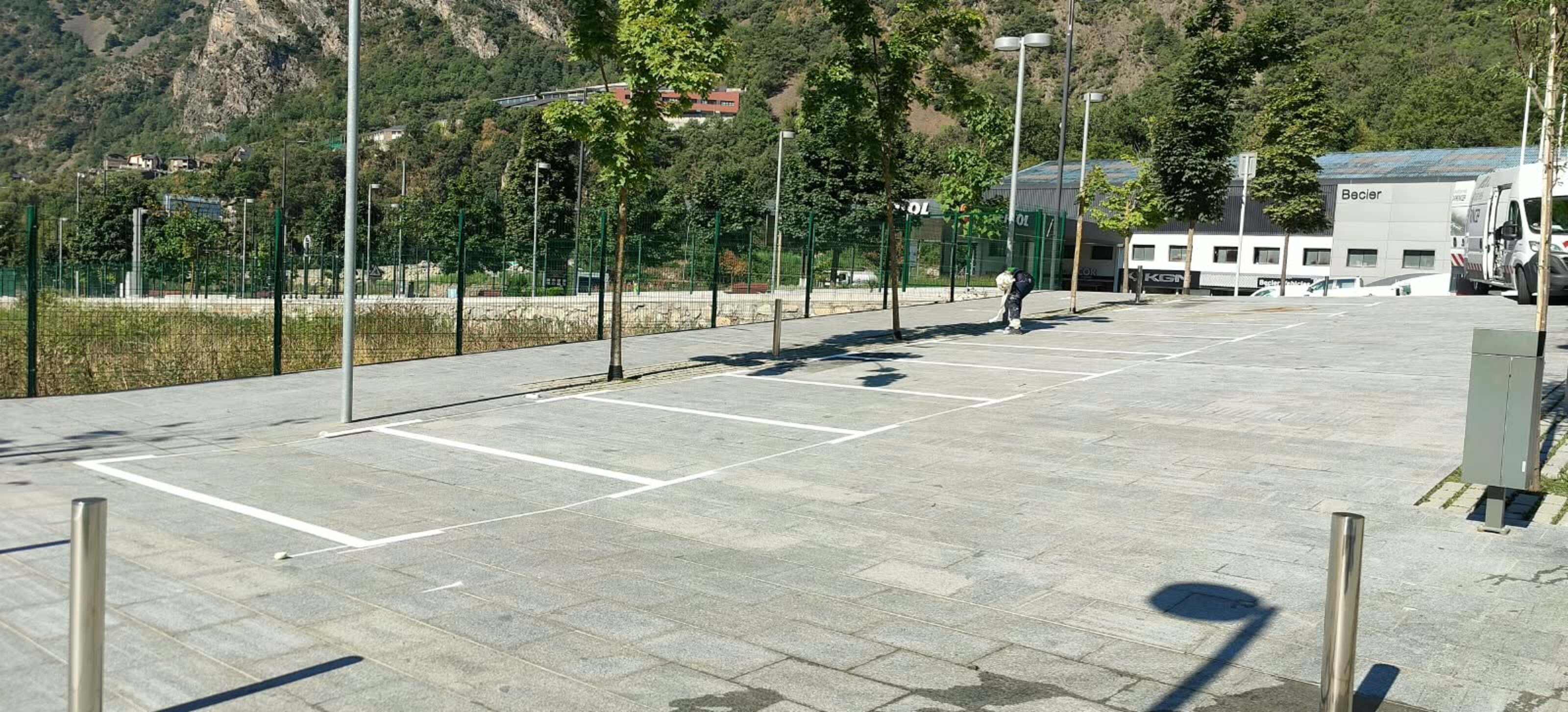 Les noves places d'aparcament a l'avinguda d'Enclar. Les noves places d'aparcament a l'avinguda d'Enclar.
