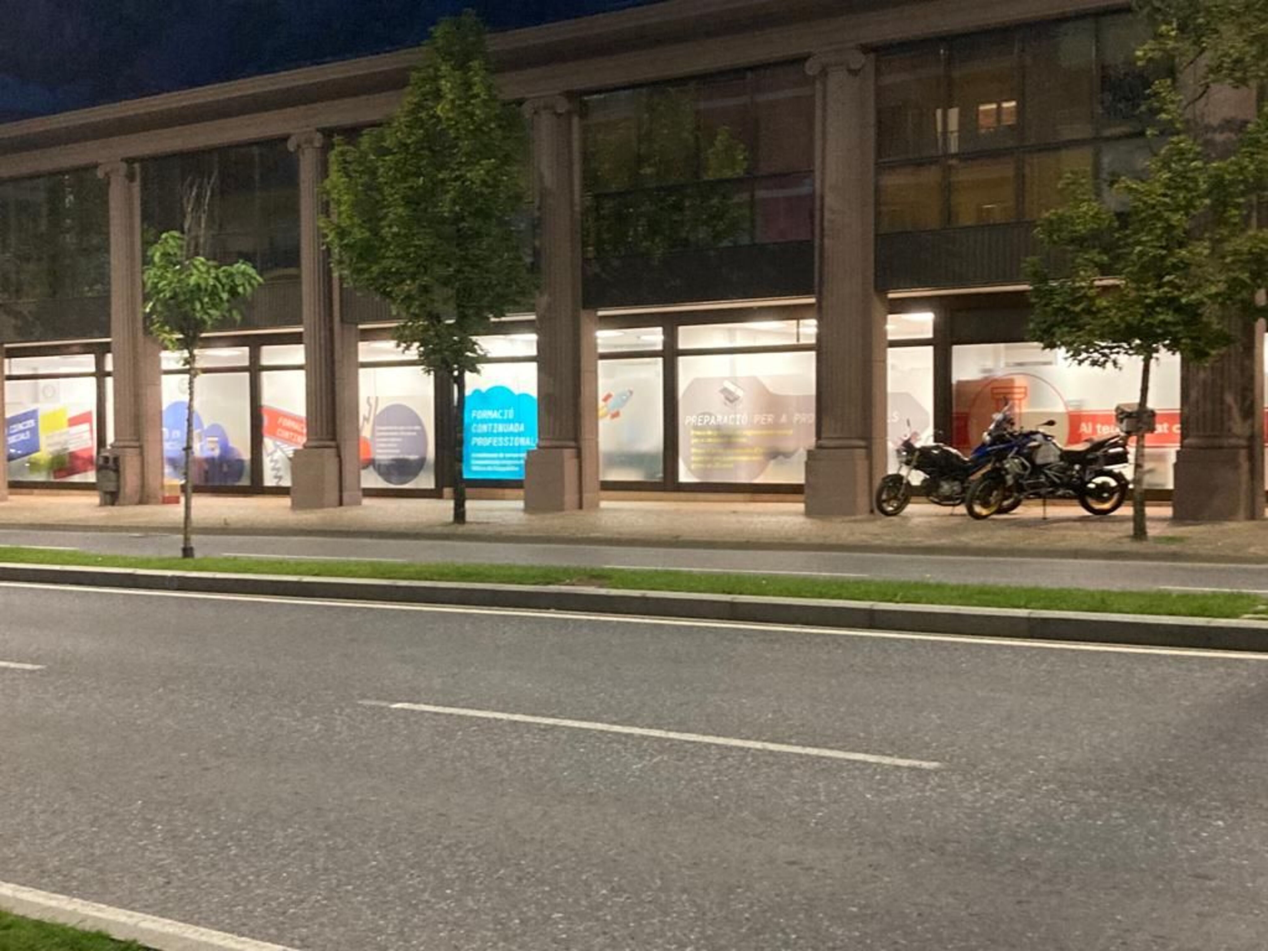 El Centre de Formació al Llarg de la Vida té la seva seu a l'edifici de les Columnes. El Centre de Formació al Llarg de la Vida té la seva seu a l'edifici de les Columnes.