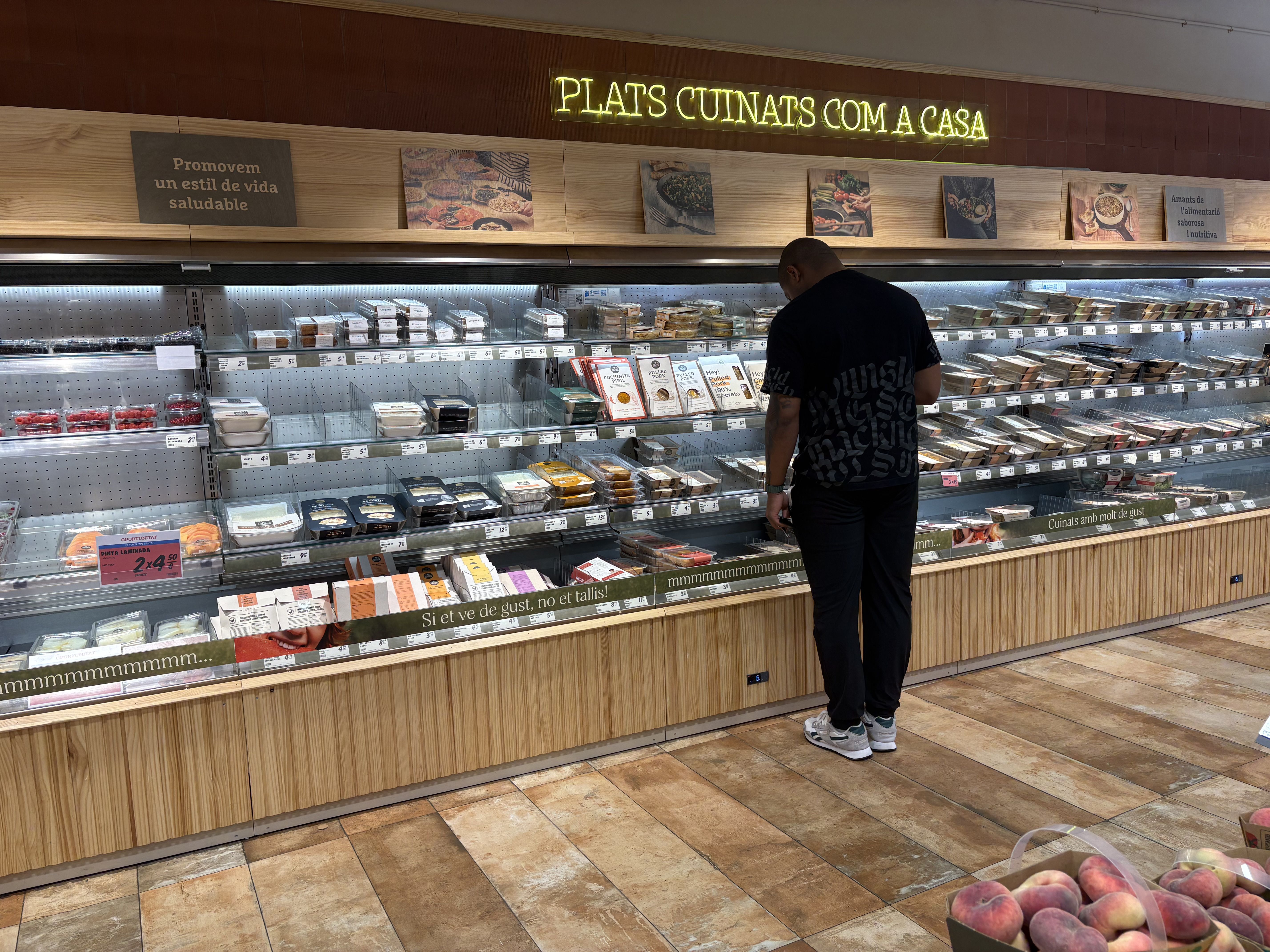 Un client decidint quin plat comprar. Un client decidint quin plat comprar.