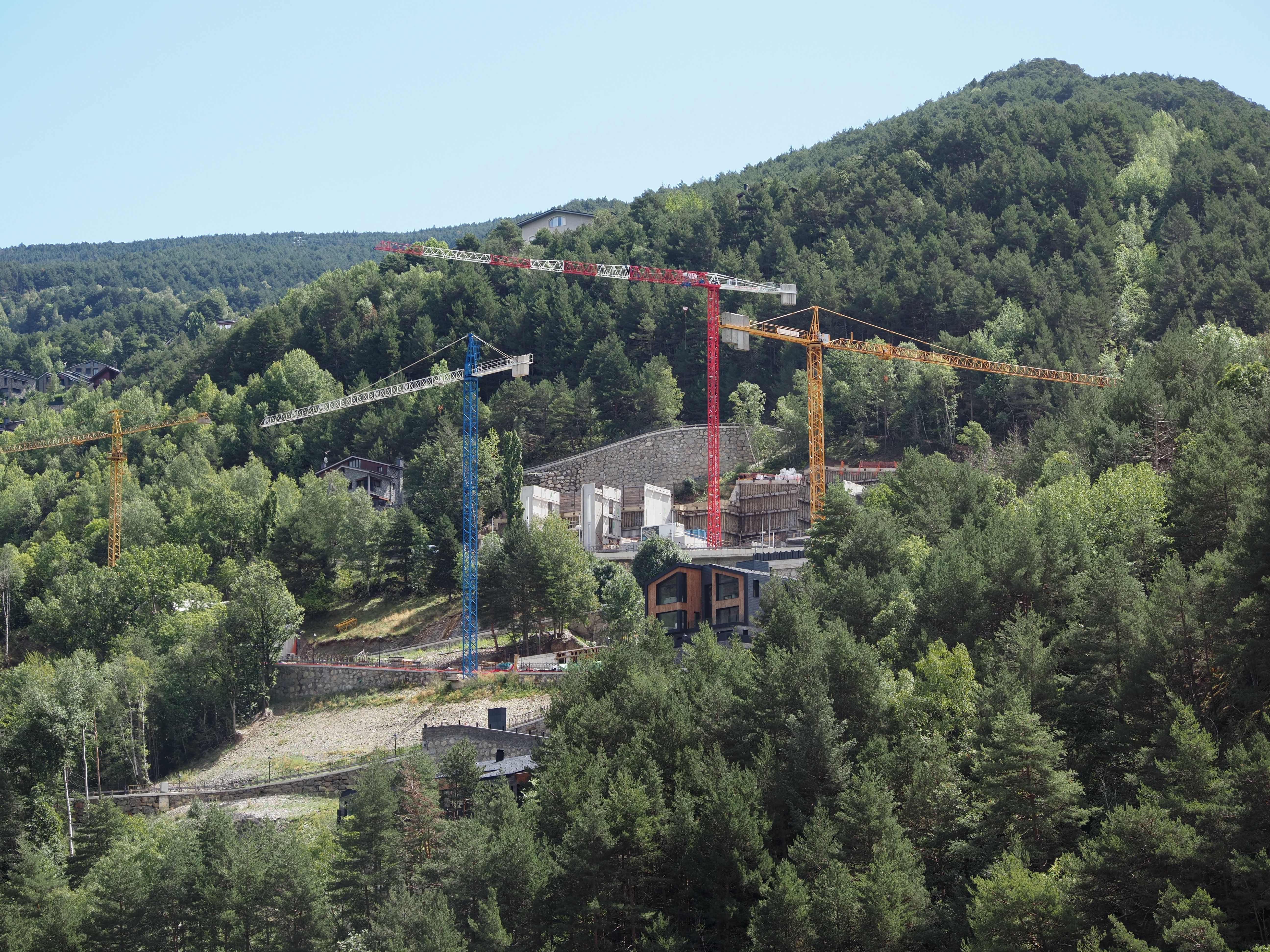 Grues i noves edificacions a la Massana.