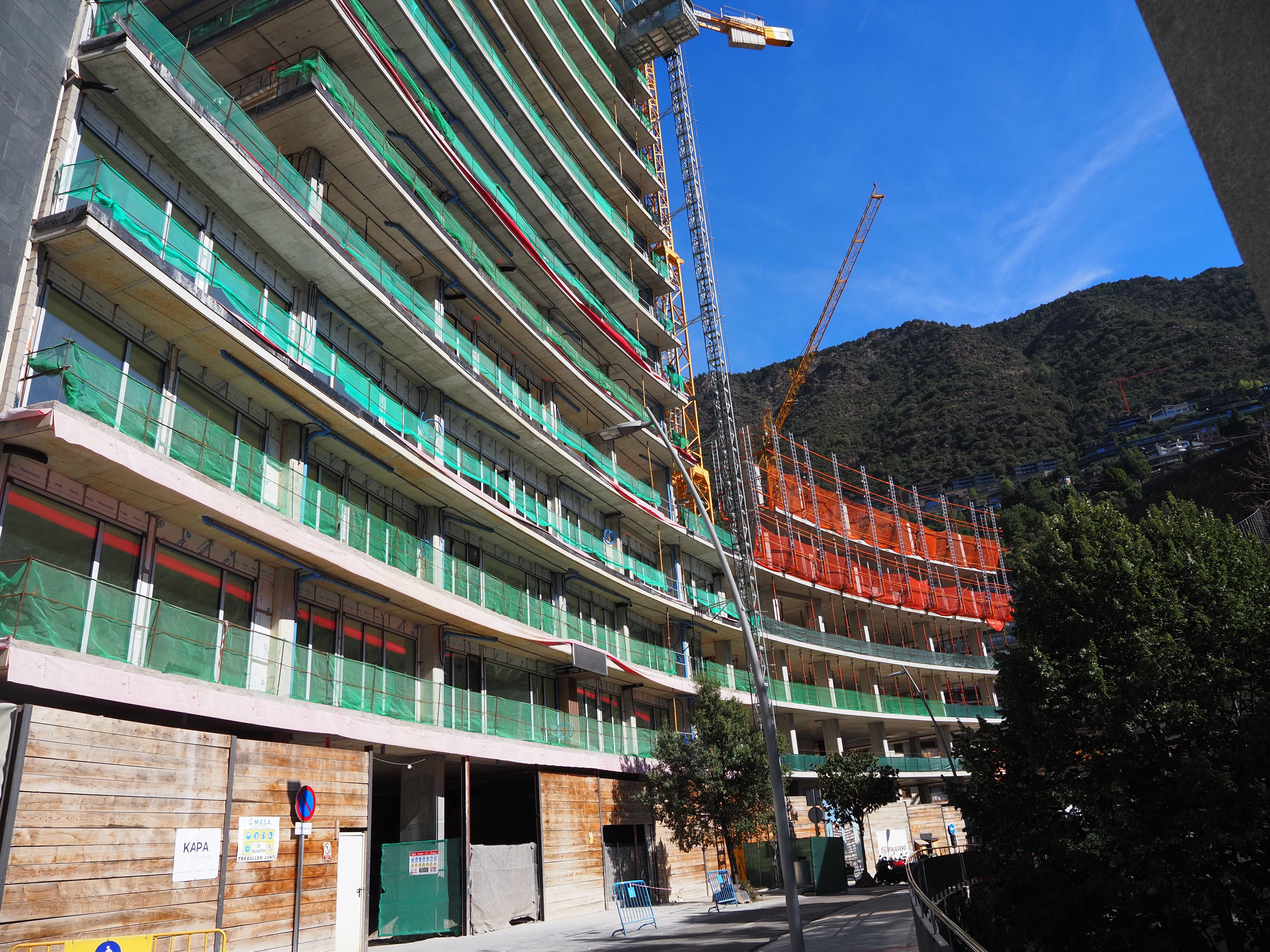 Construcció d'habitatges al Falgueró. // M. P. La portaveu del Sindicat, Rebeca Bonache.