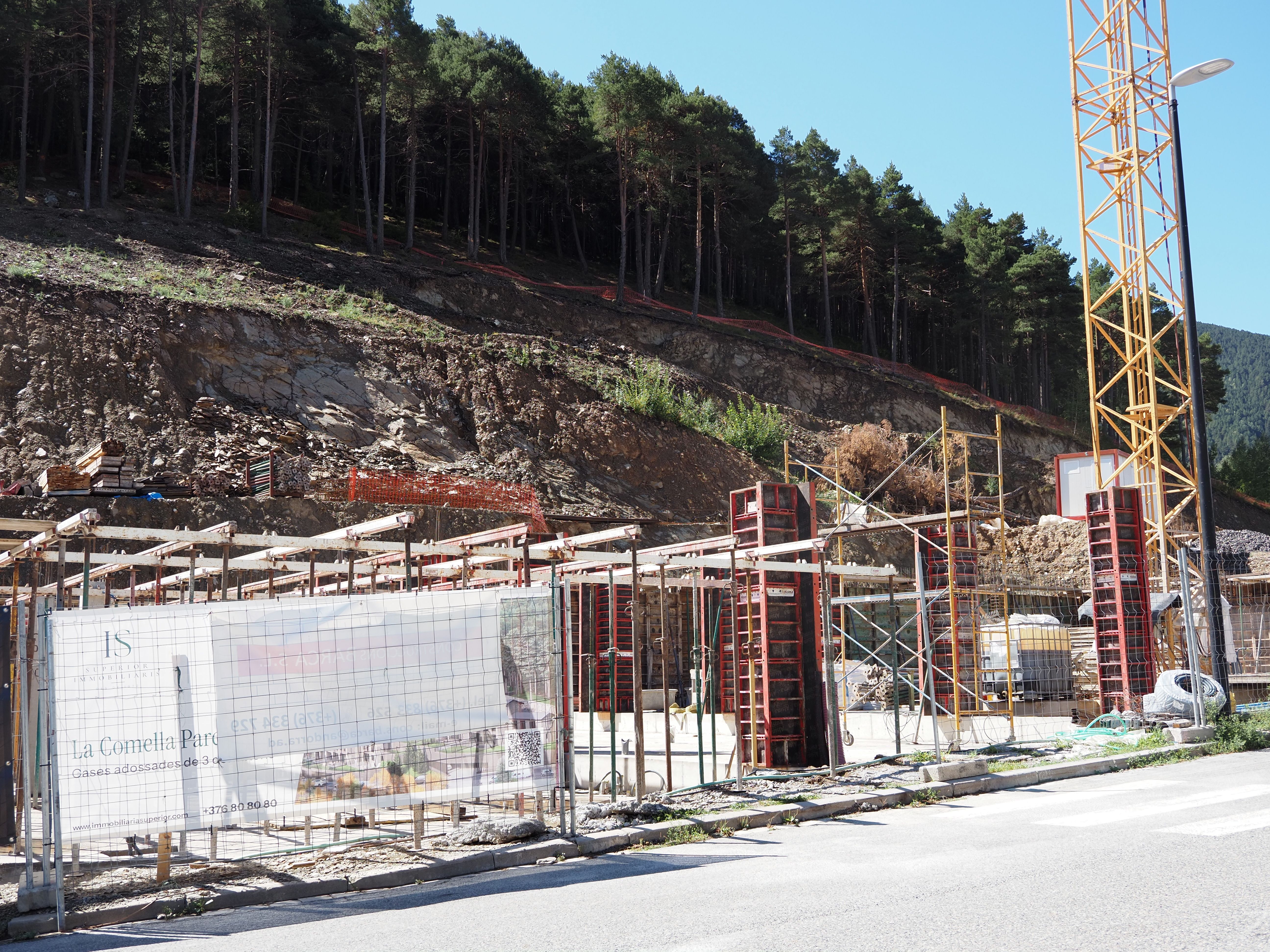 Noves construccions a la Comella. // M. P. La portaveu del Sindicat, Rebeca Bonache.
