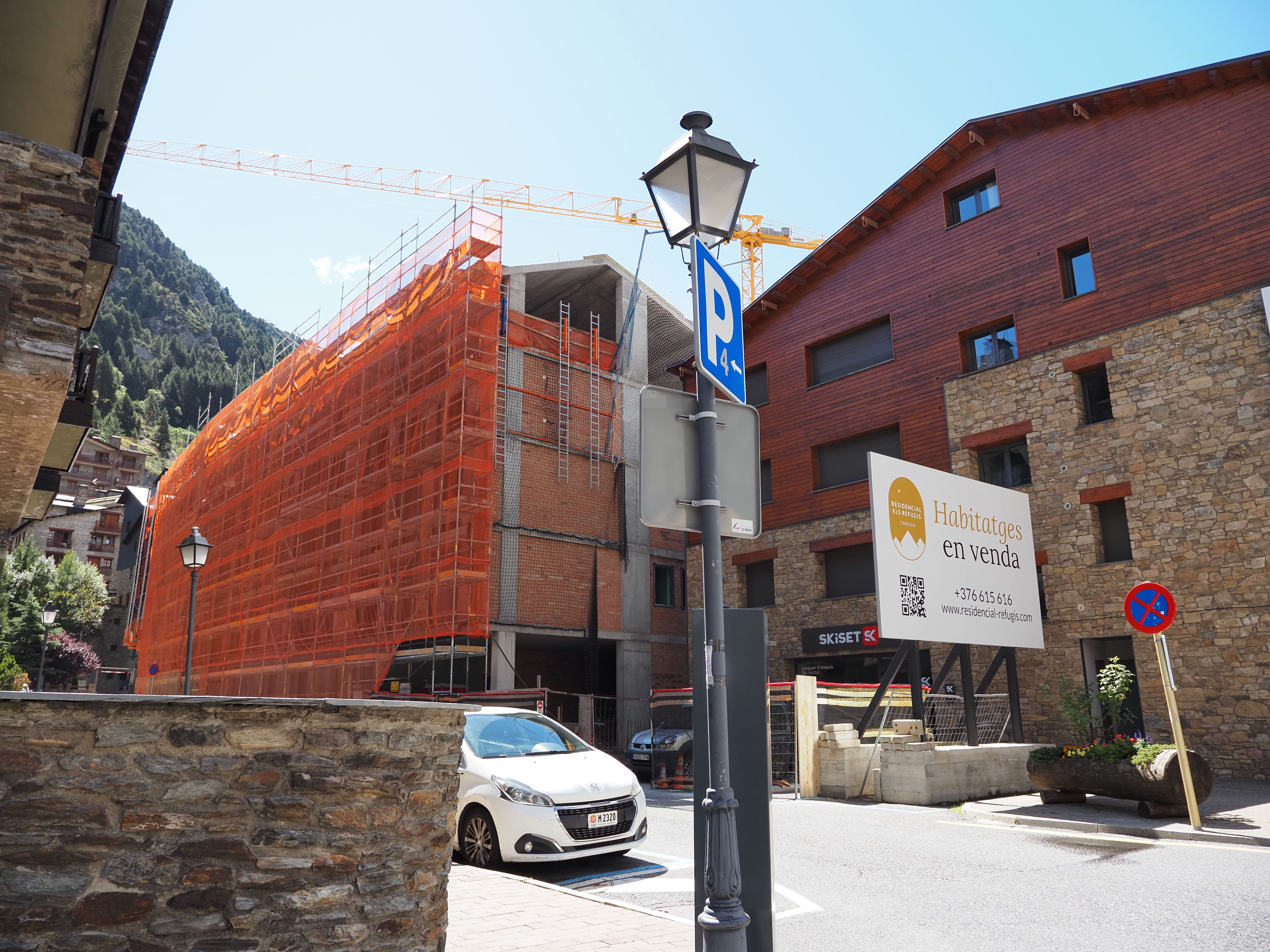 Un nou bloc en construcció a Canillo. // M. P. La portaveu del Sindicat, Rebeca Bonache.