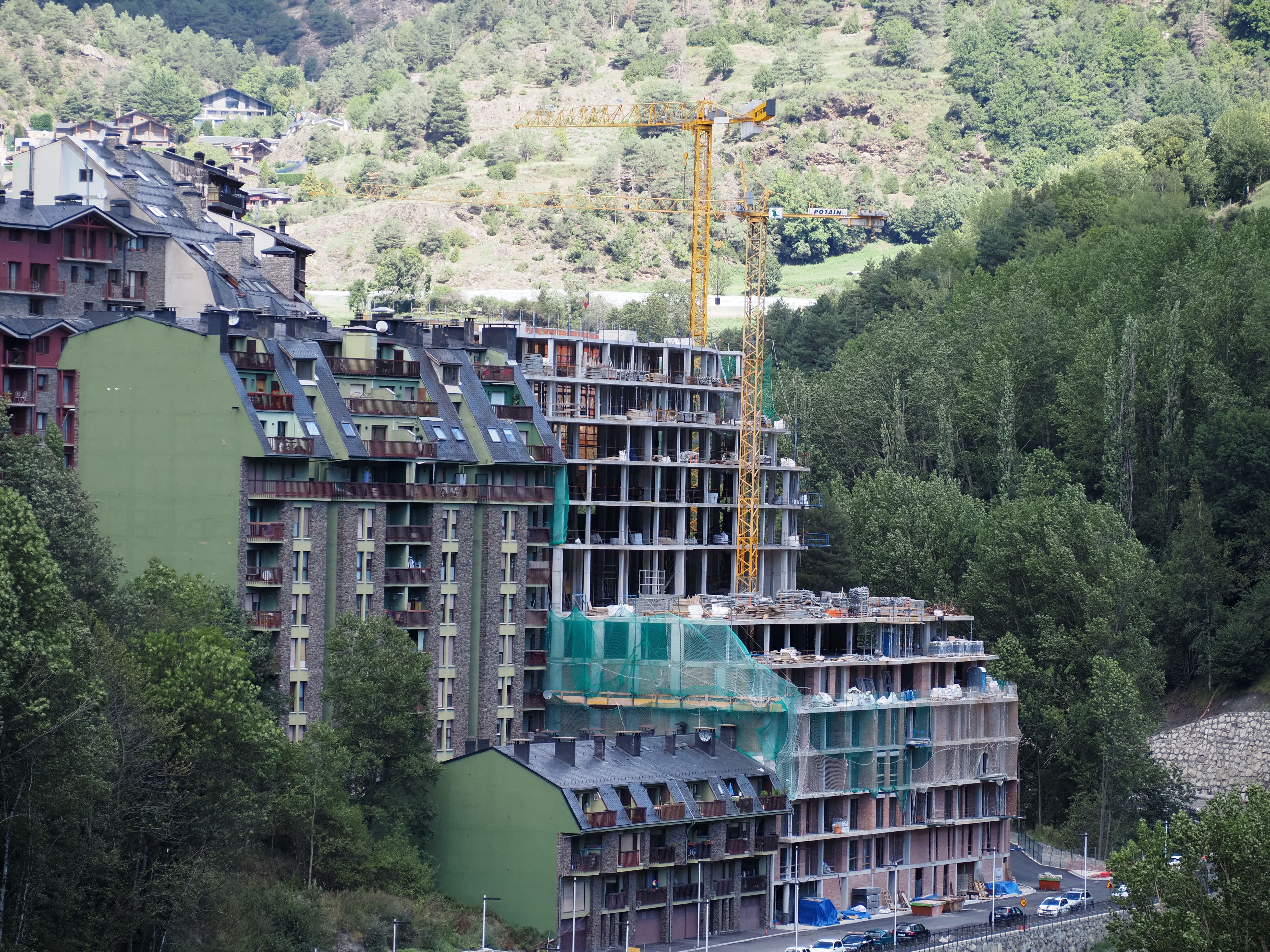 Construcció d'una nova promoció a la Massana. // M. P. La portaveu del Sindicat, Rebeca Bonache.