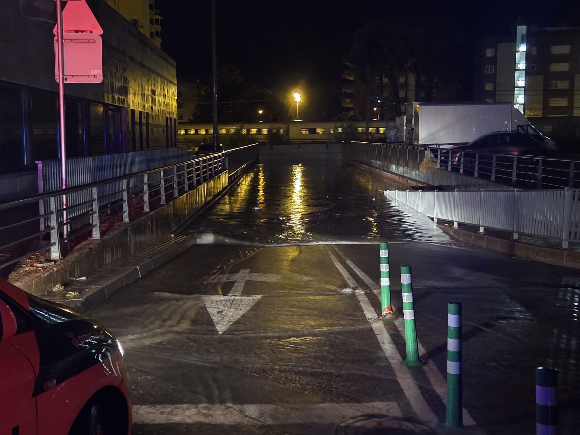 Un pas que enllaça la trama més urbana de Torredembarra amb la zona marítima, inundat.