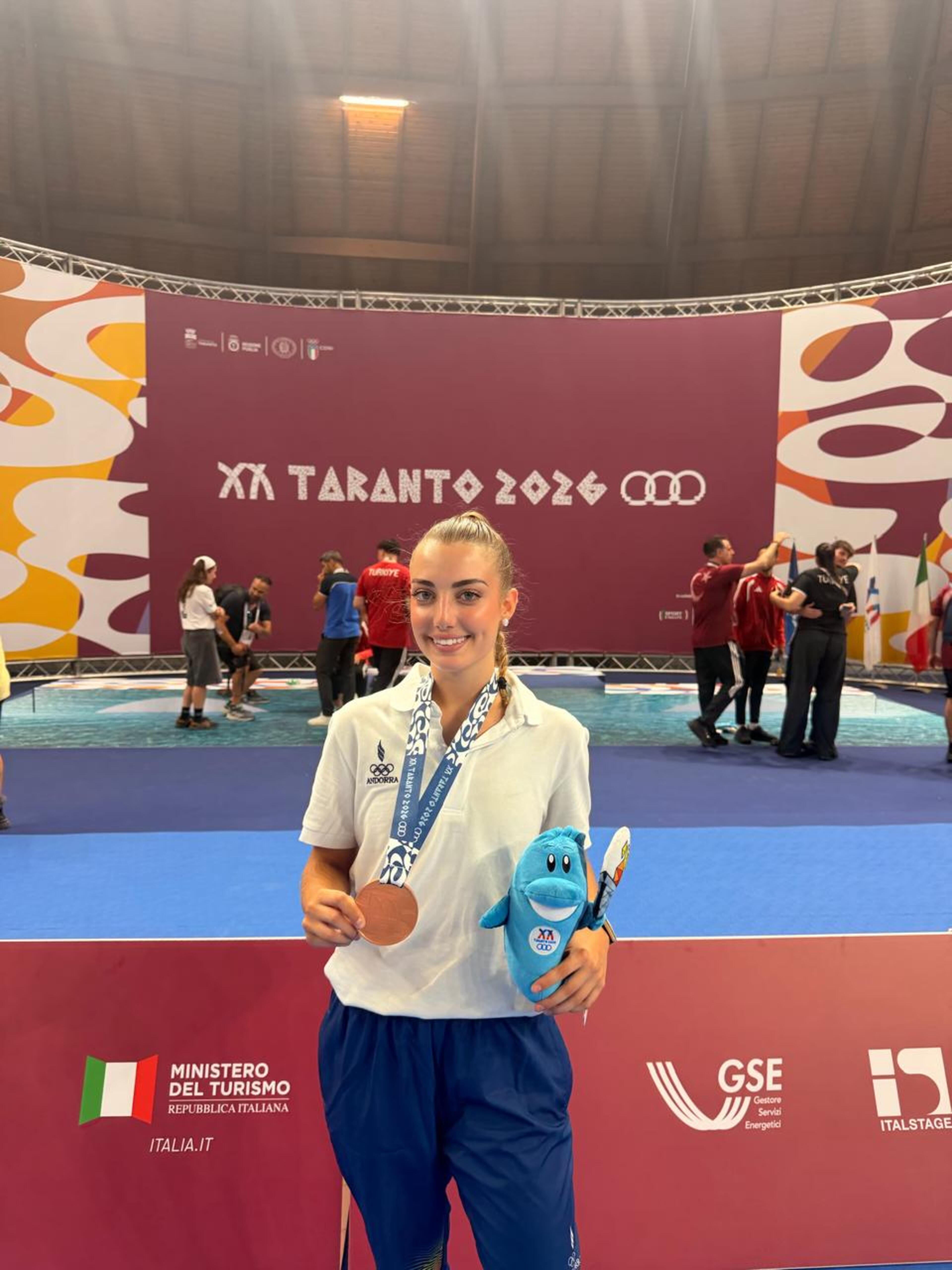 Naiara Liñán mostrant la seva medalla.