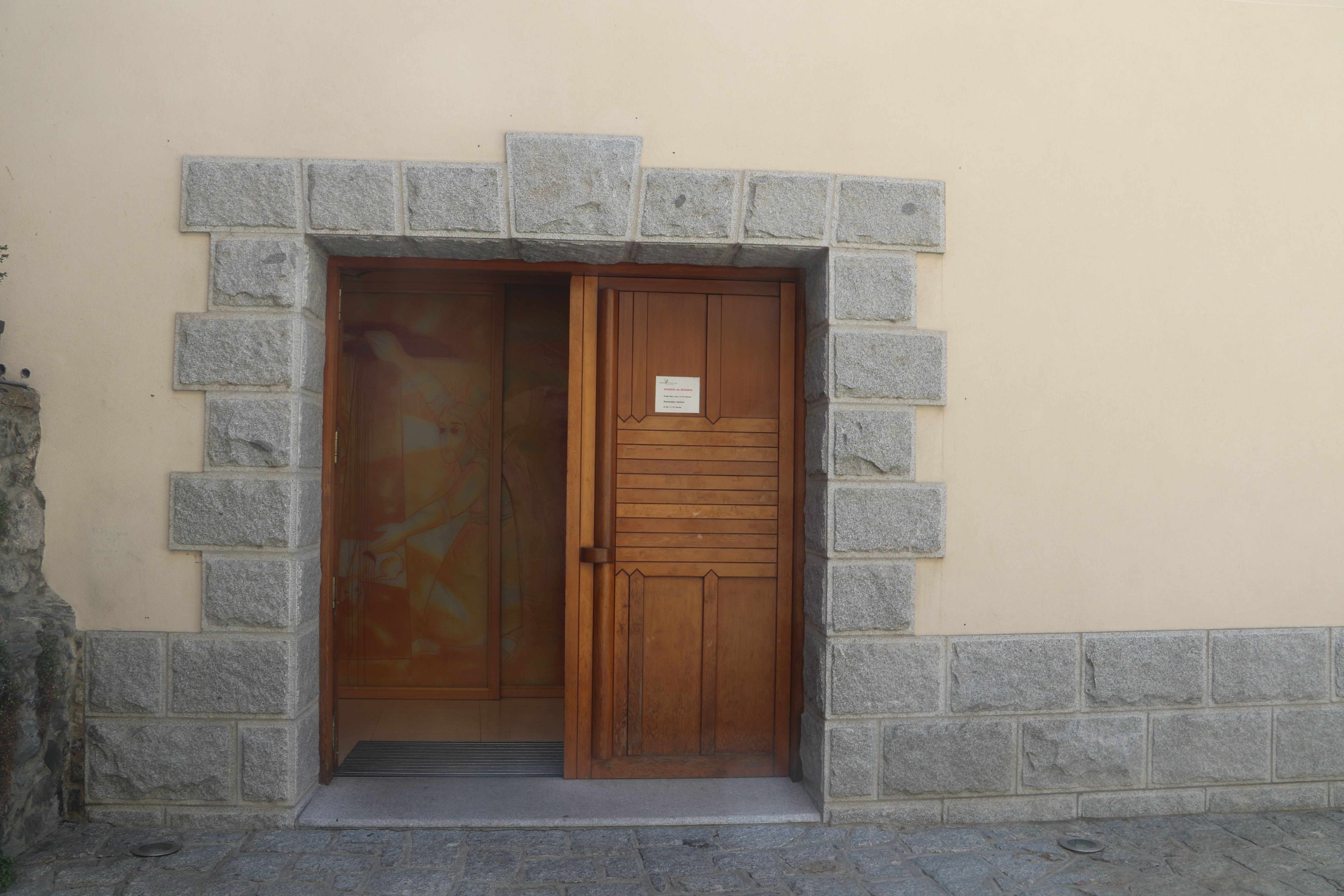 La porta oberta un matí intersetmanal a l'església de Sant Julià i Sant Germà.