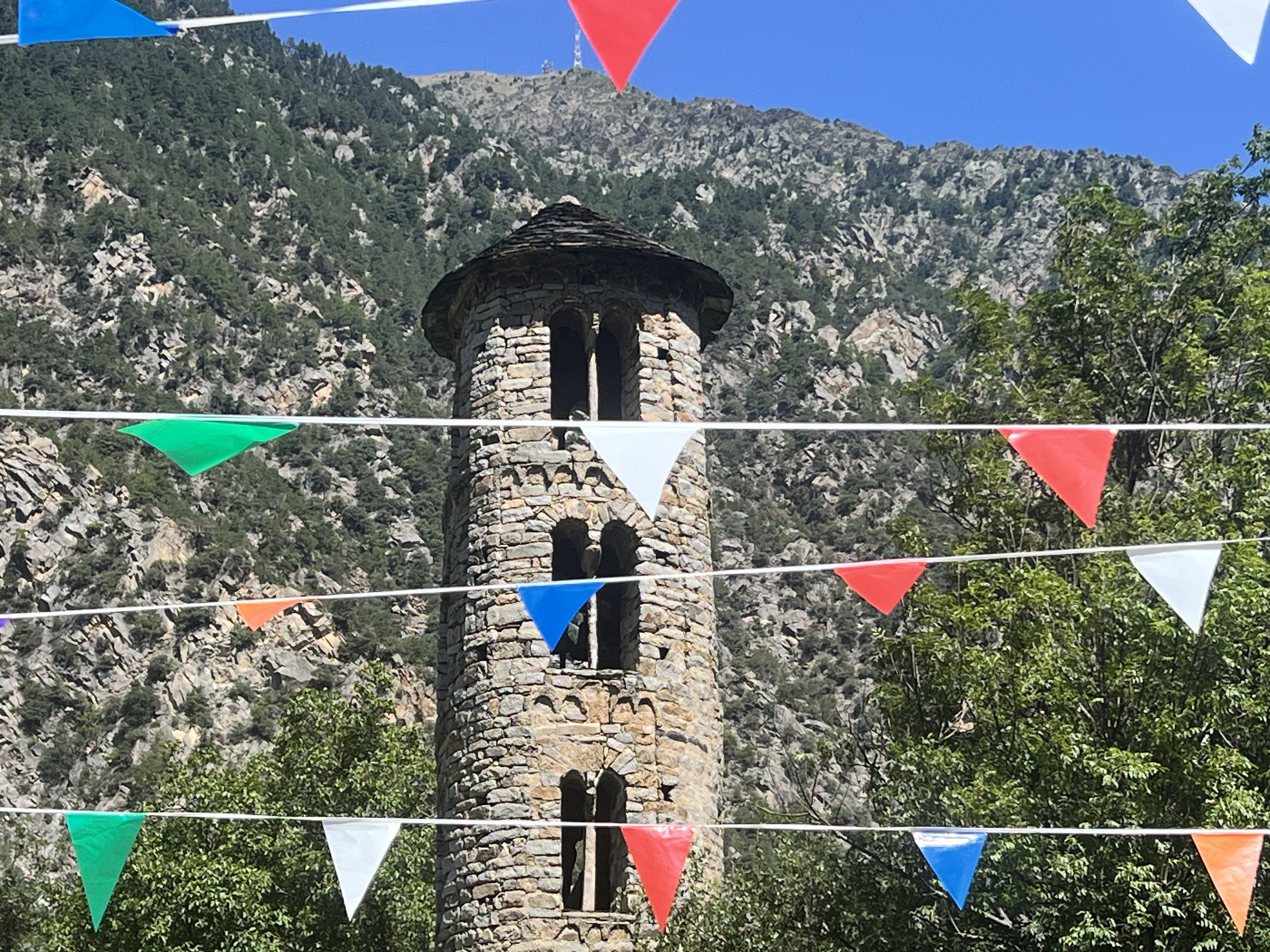 El campanar de l'església de Santa Coloma en plena festa major. El campanar de l'església de Santa Coloma en plena festa major.