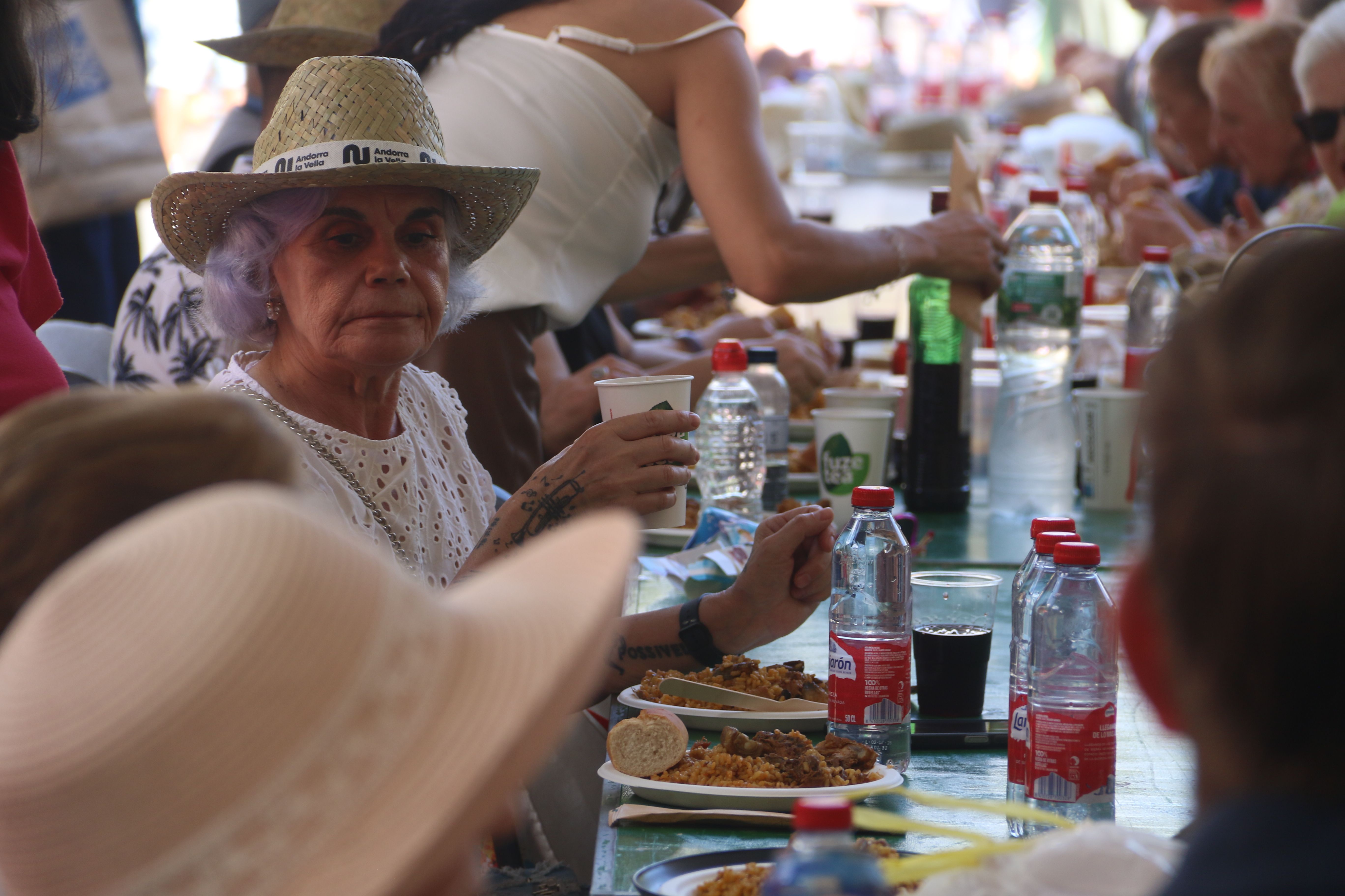 Degustant l'arròs ben entaulats. Degustant l'arròs ben entaulats.