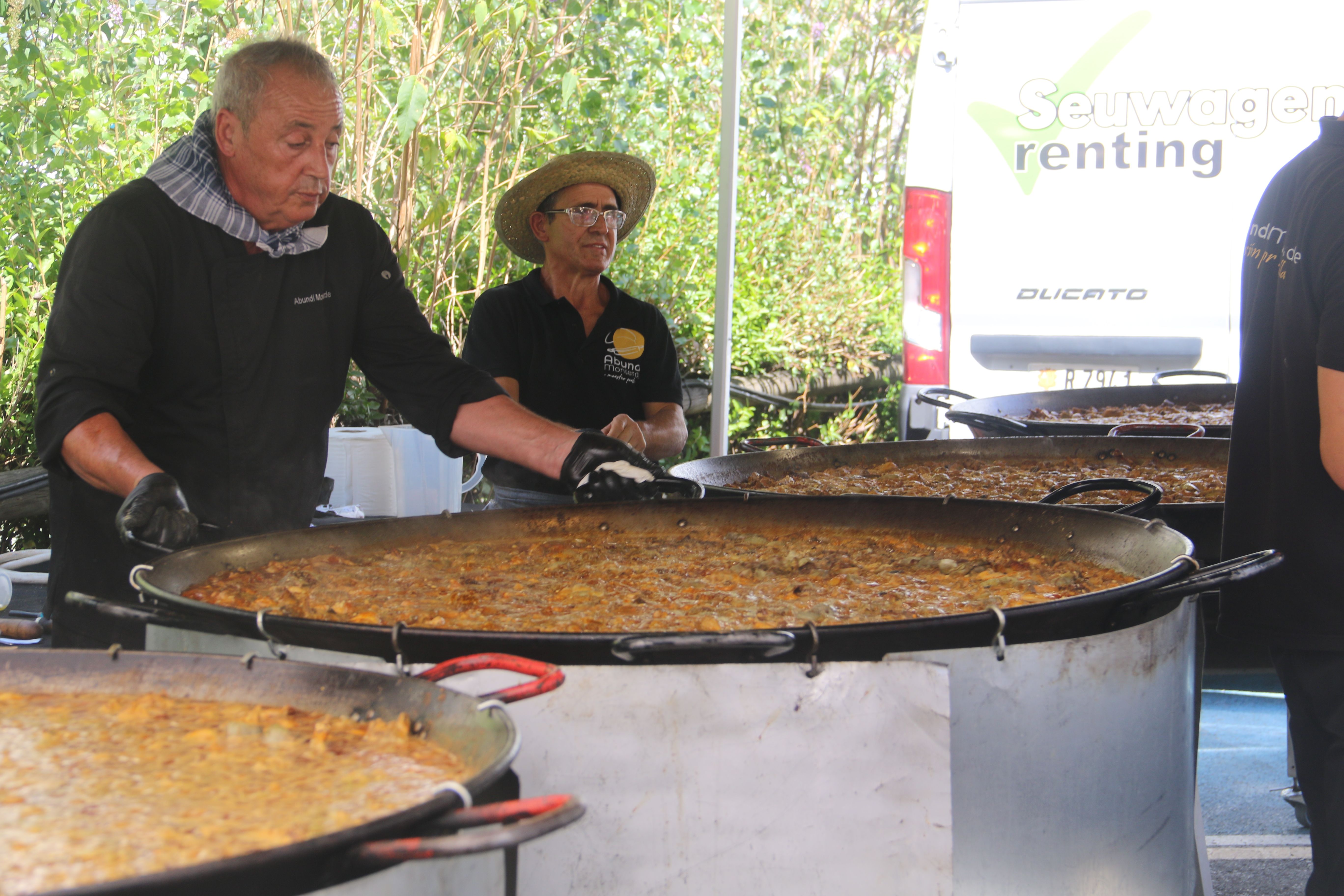 Abundi Monterde donant els últims volts a la paella. Abundi Monterde donant els últims volts a la paella.
