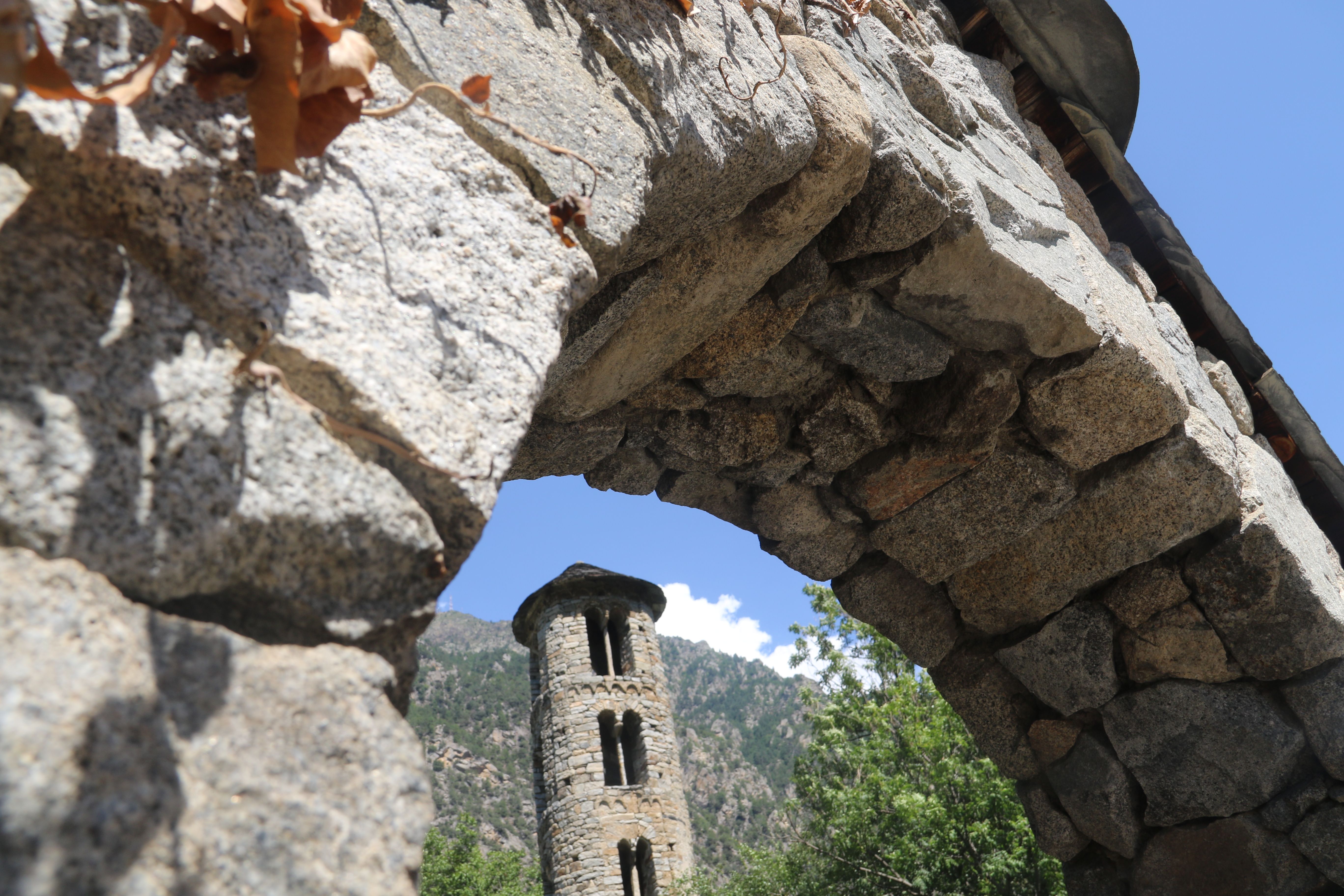 El campanar del temple romànic de Santa Coloma emmarcat per l'arc d'accés al recinte eclesial. El campanar del temple romànic de Santa Coloma emmarcat per l'arc d'accés al recinte eclesial.