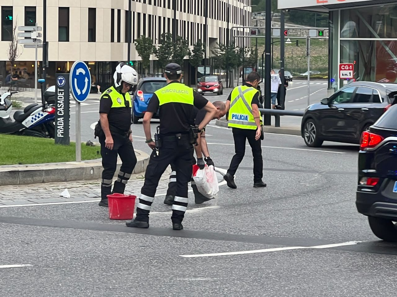 Agents de circulació llançant la sepiolita mentre el policia fa les seves tasques. Agents de circulació llançant la sepiolita mentre el policia fa les seves tasques.