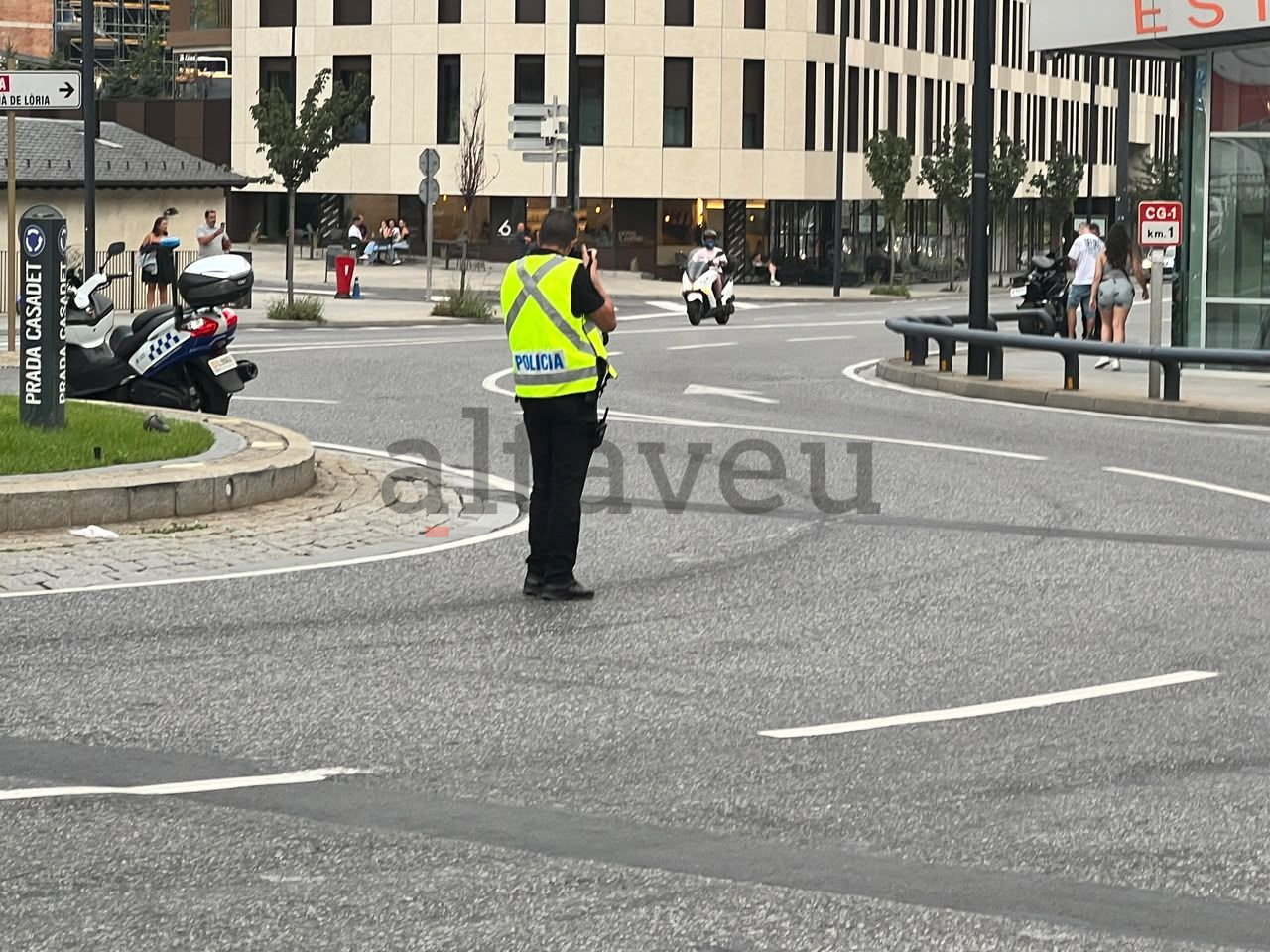 El policia prenent mostres gràfiques de la situació de l'accident, enfocant cap a on hi ha la moto sinistrada. La portaveu del Sindicat, Rebeca Bonache.