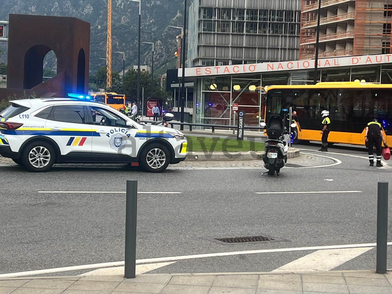 El cotxe de la policia i agents de circulació sobre lloc, en plena intervenció. La portaveu del Sindicat, Rebeca Bonache.