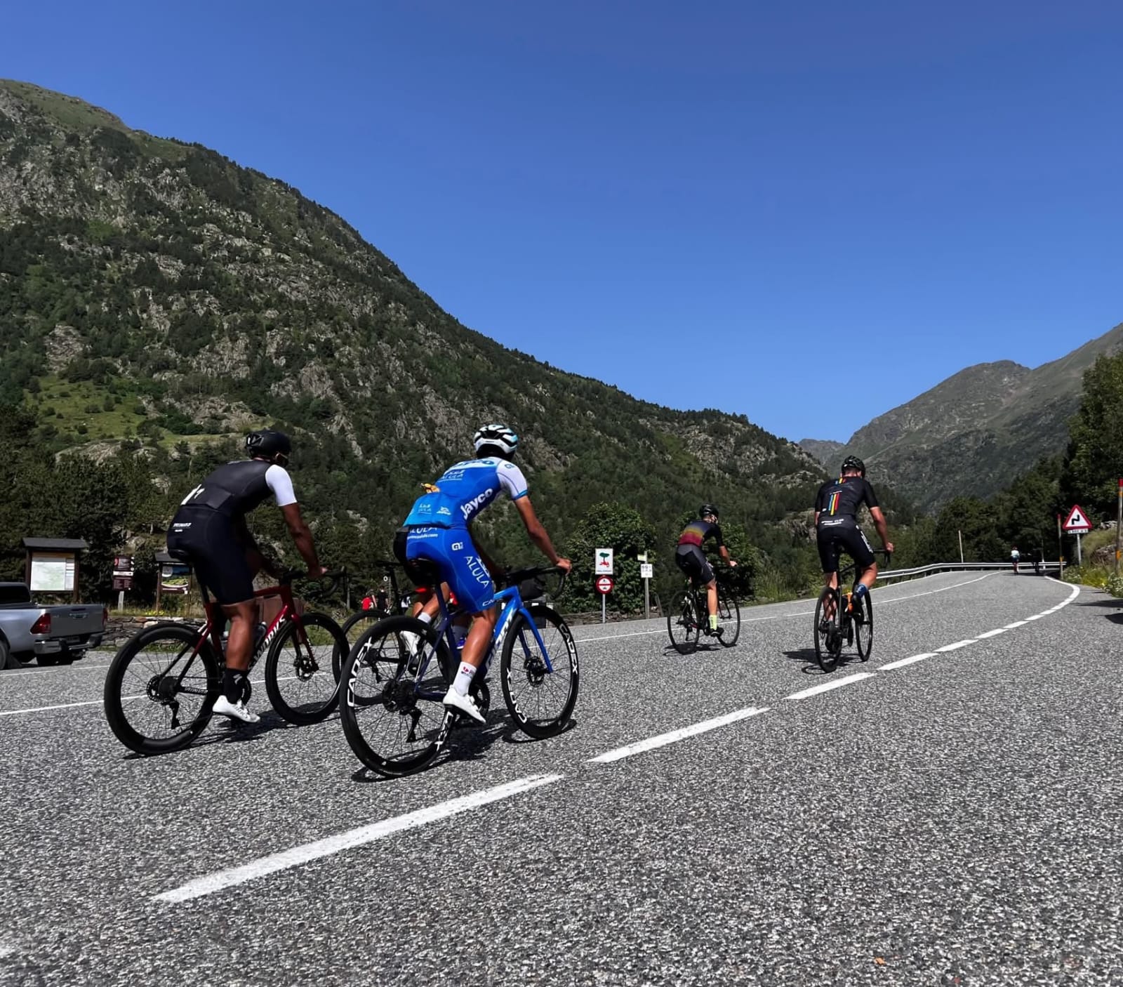 Un grup de ciclistes aficionats per carreteres del país. Un grup de ciclistes aficionats per carreteres del país.
