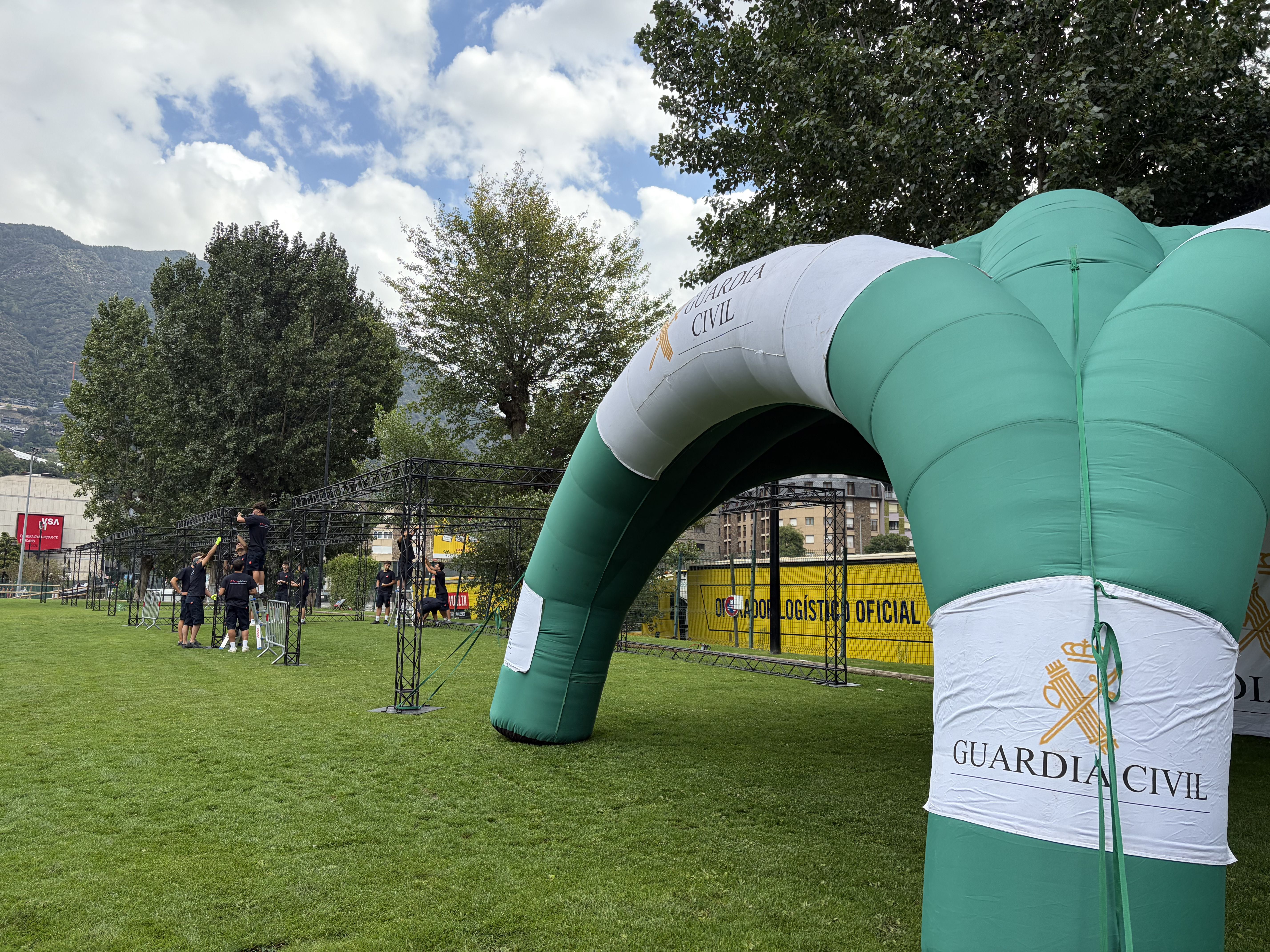 La carpa de la Guàrdia Civil i els voluntaris seguint muntant el Parque Vuelta. // A.G. La portaveu del Sindicat, Rebeca Bonache.
