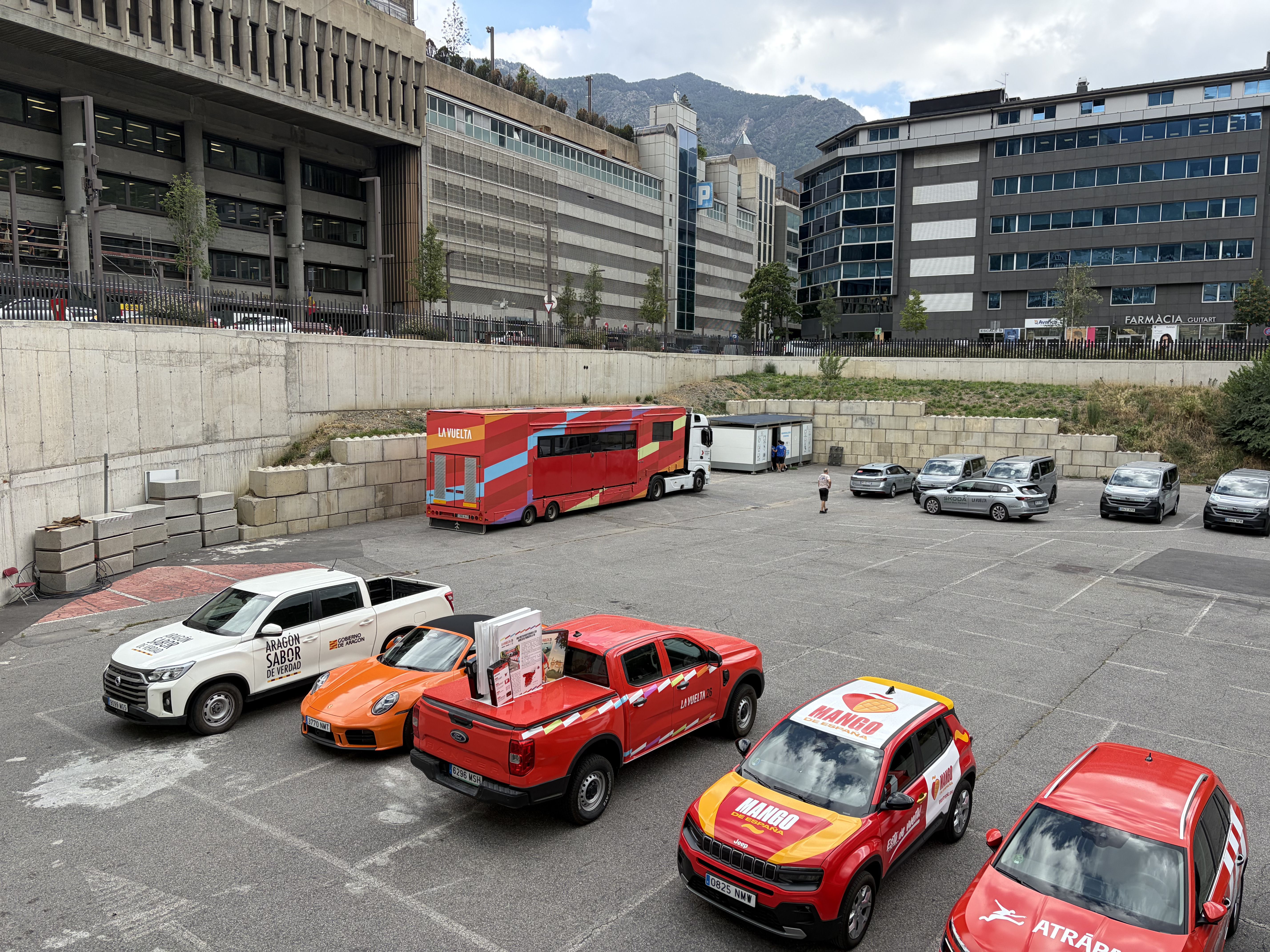 Vehicles de la comitiva ja ocupen espai a l'aparcament de Prada Casadet.
