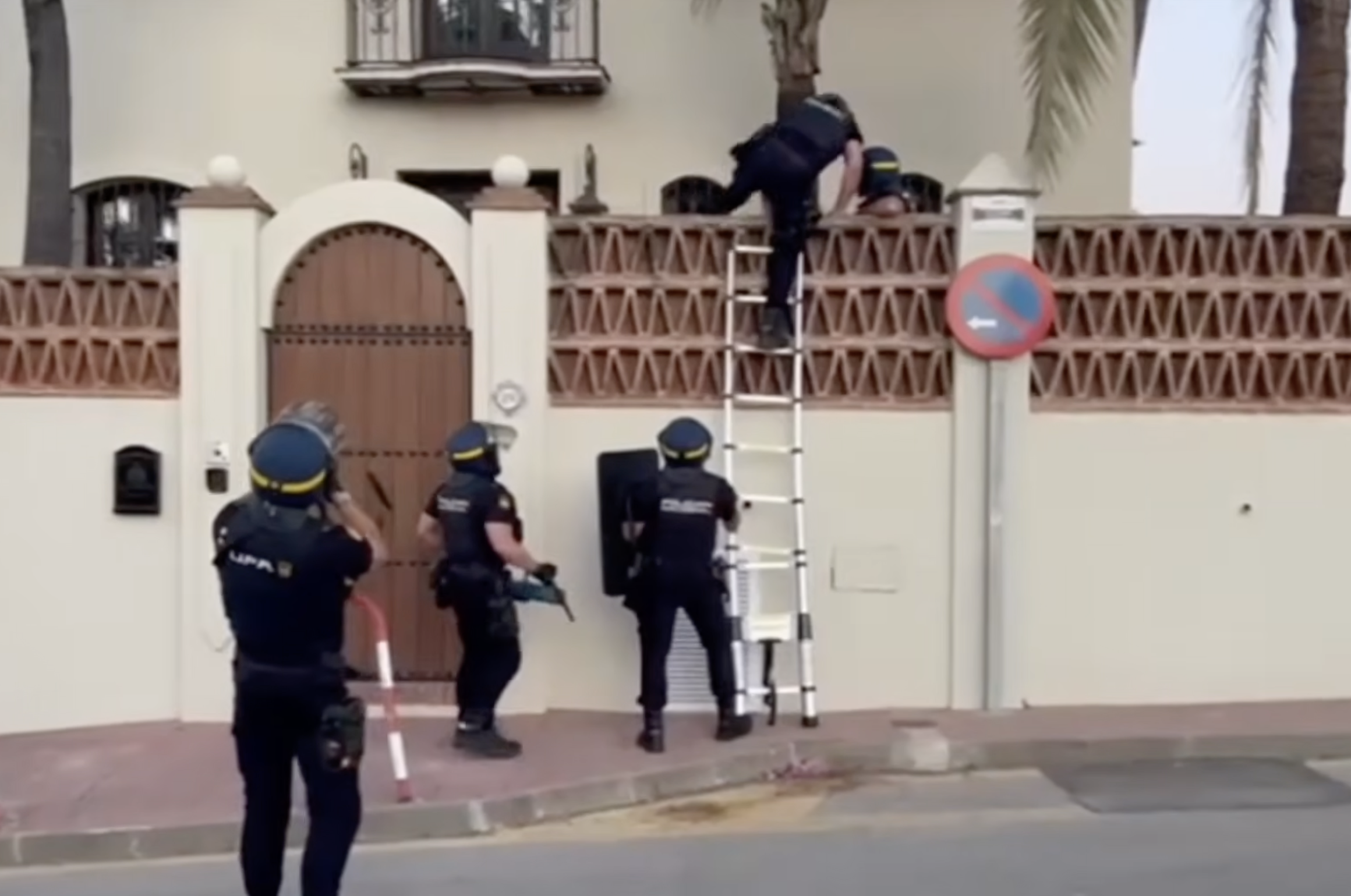 La policia espanyola assaltant l'immoble on va ser detinguda la dona a Marbella.