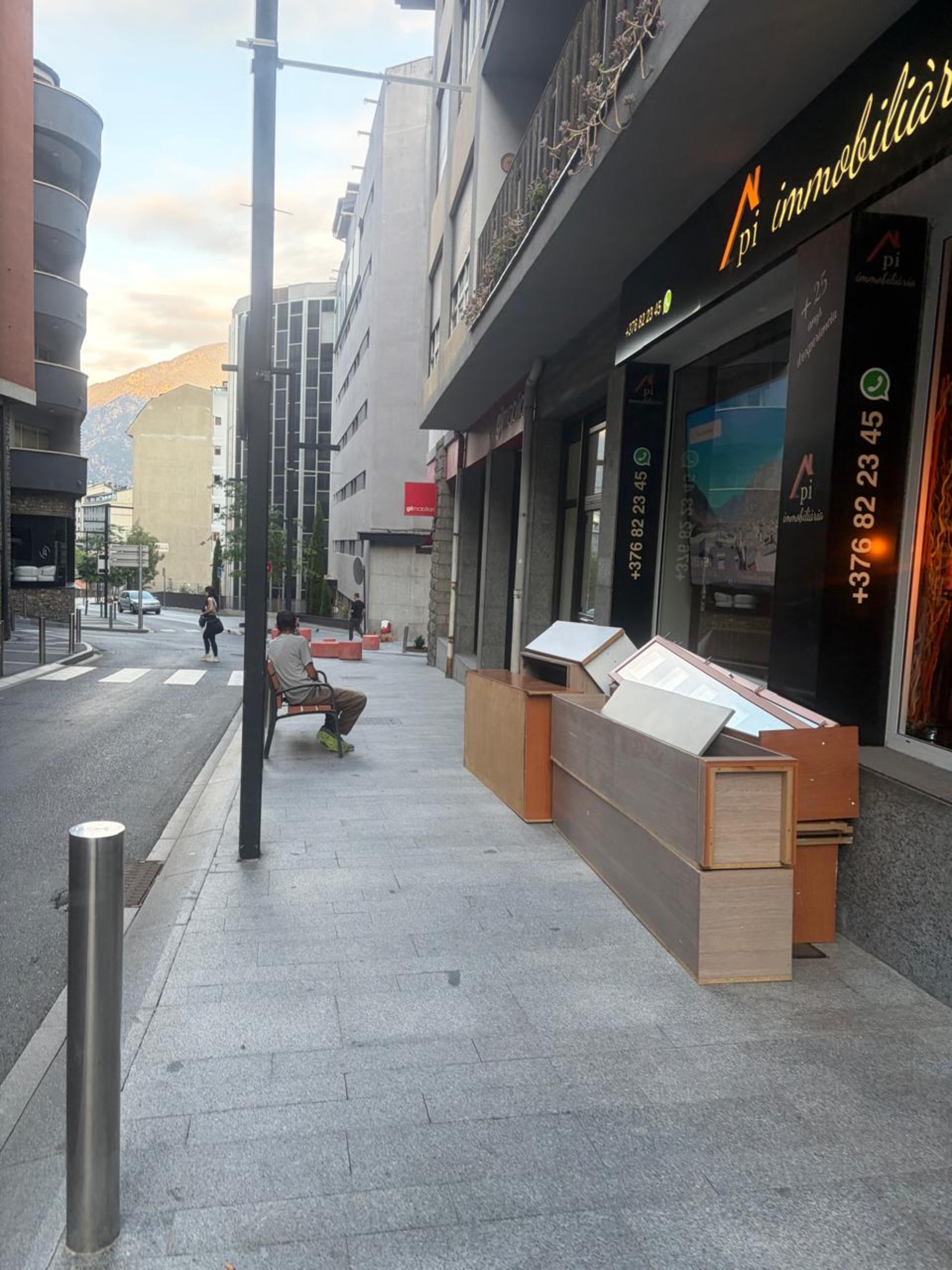 Pertinences a la porta de l'immoble després d'un trasllat. Pertinences a la porta de l'immoble després d'un trasllat.