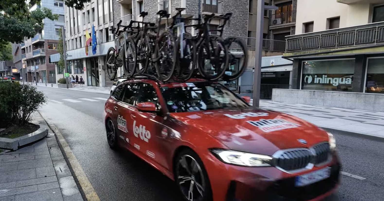 El cotxe d'un dels equips ciclistes aquesta tarda passant pel carrer Prat de la Creu. El cotxe d'un dels equips ciclistes aquesta tarda passant pel carrer Prat de la Creu.