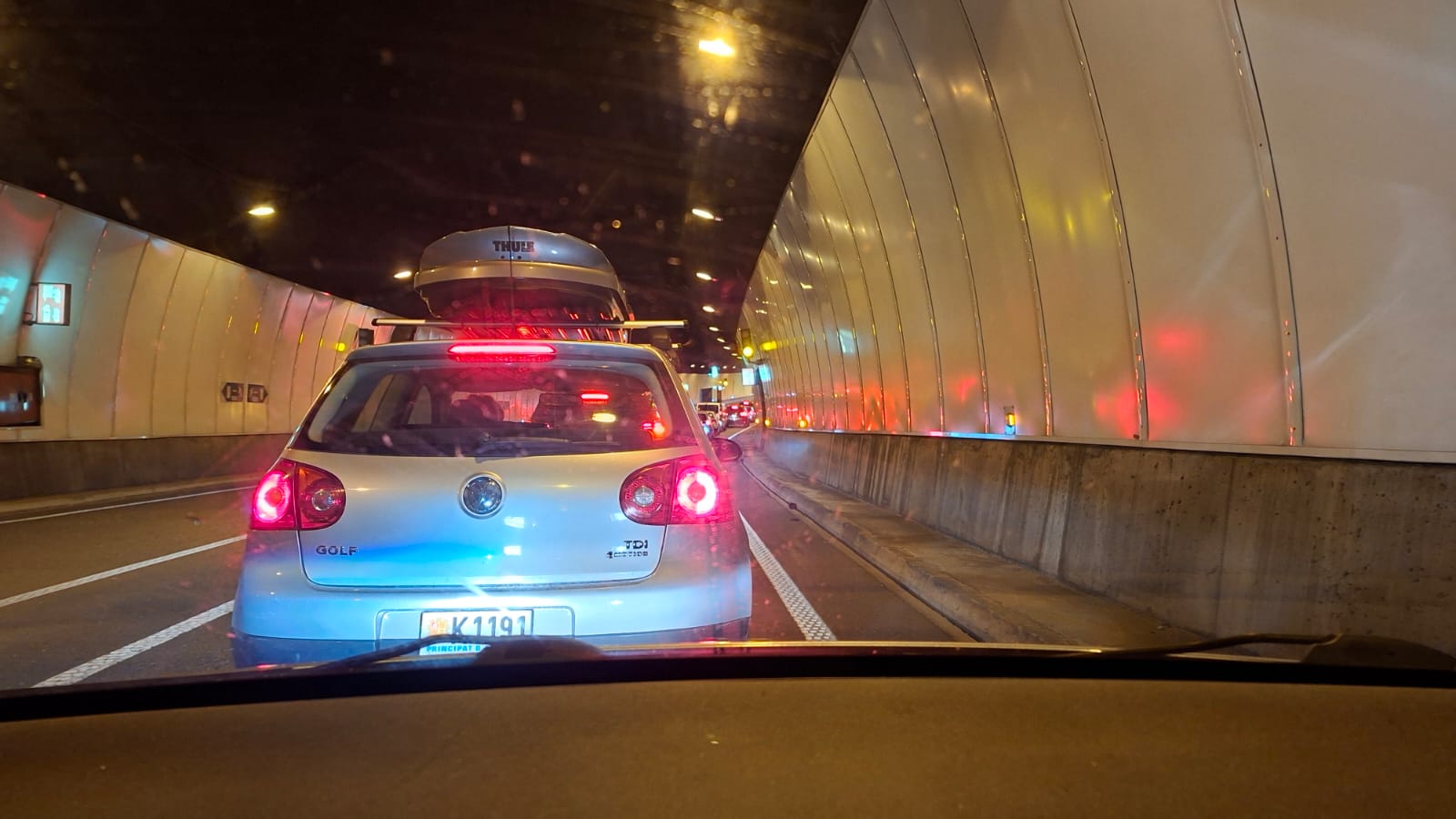 Cotxes aturats a l'interior del túnel del Pont Pla.