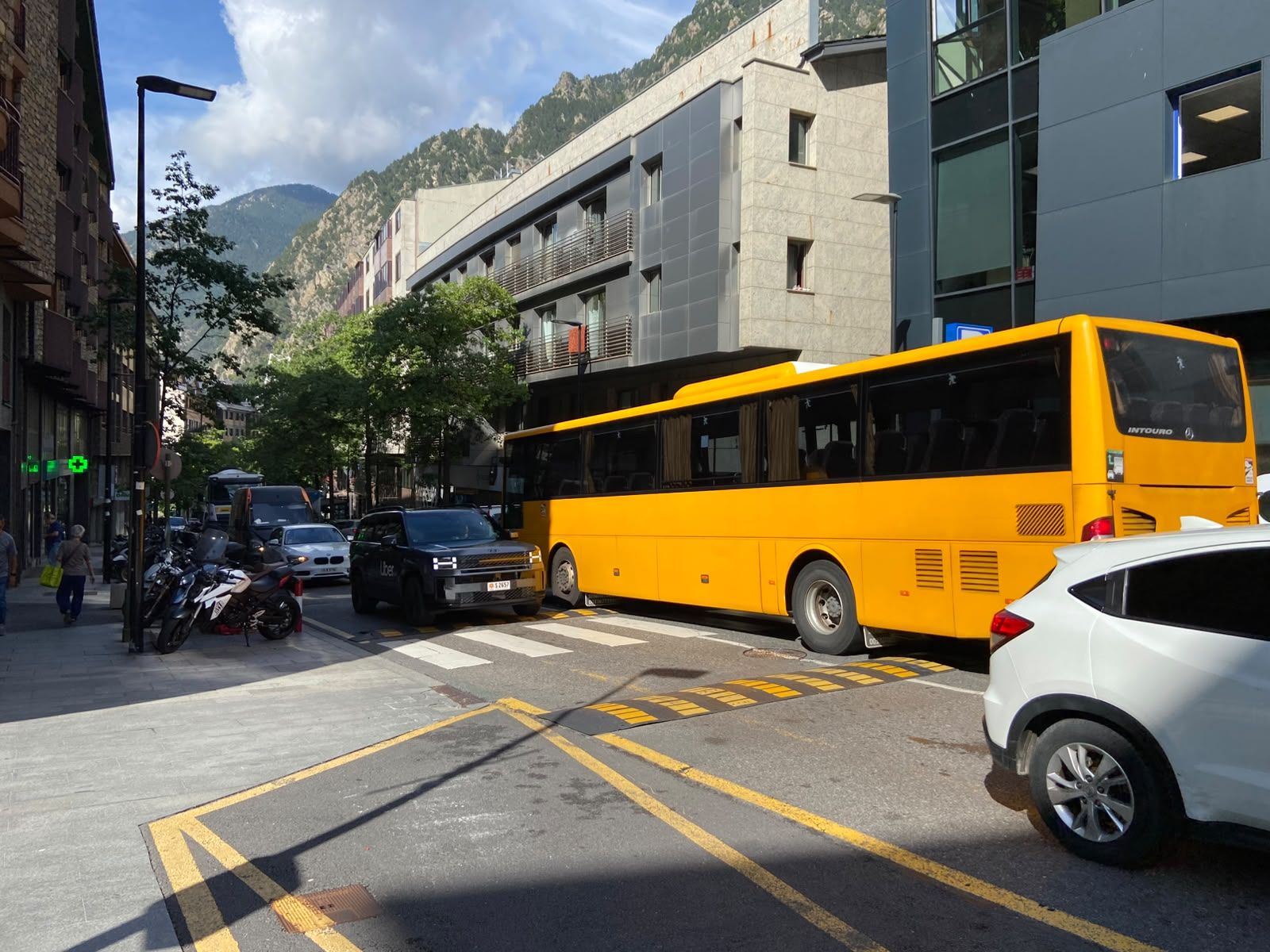 El carrer Prat de la Creu ple de cotxes i autobusos.