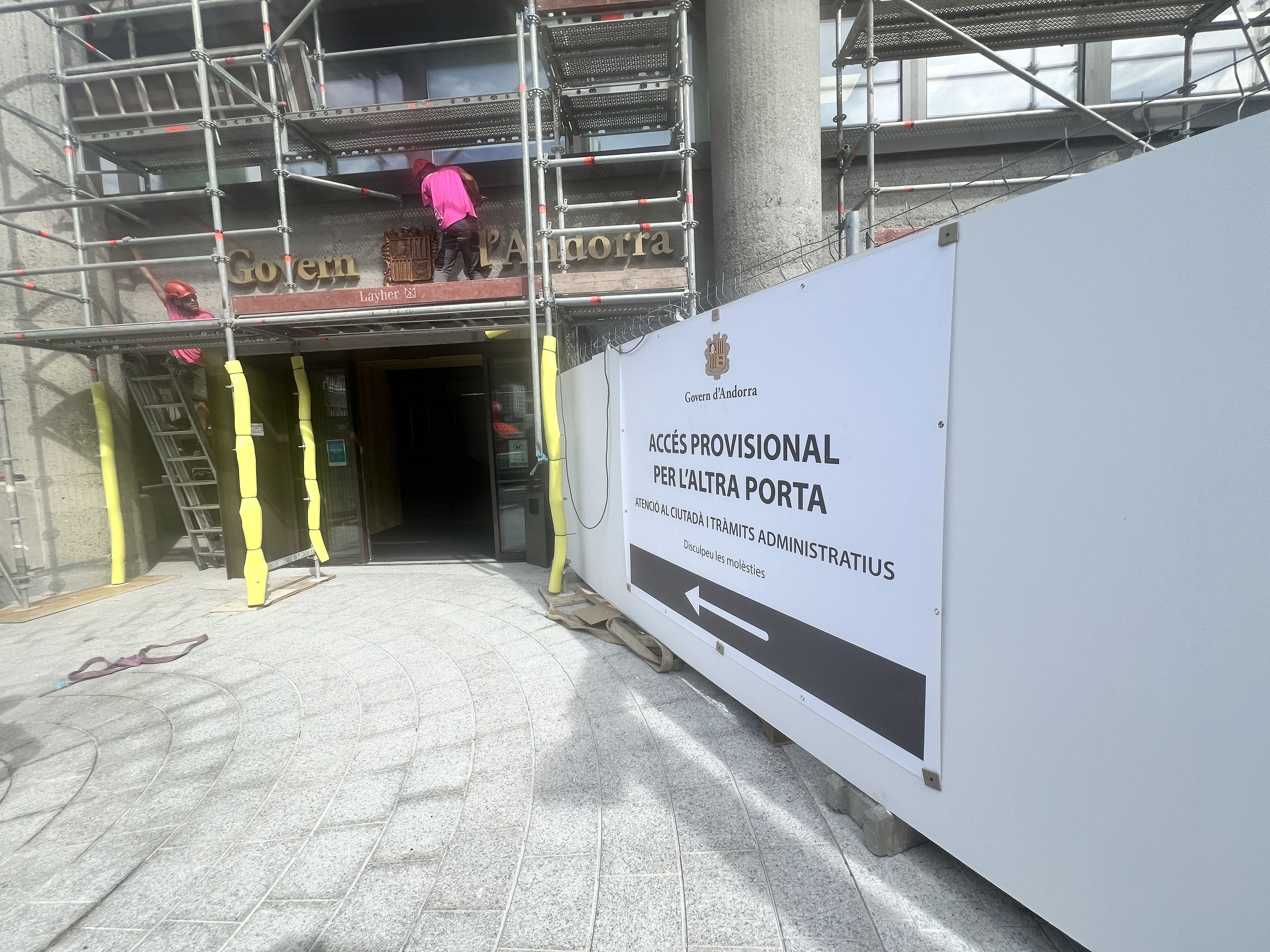 Operaris treballant al tomb del que aquests dies serà la única porta d'entrada a l'edifici de Govern. Operaris treballant al tomb del que aquests dies serà la única porta d'entrada a l'edifici de Govern.
