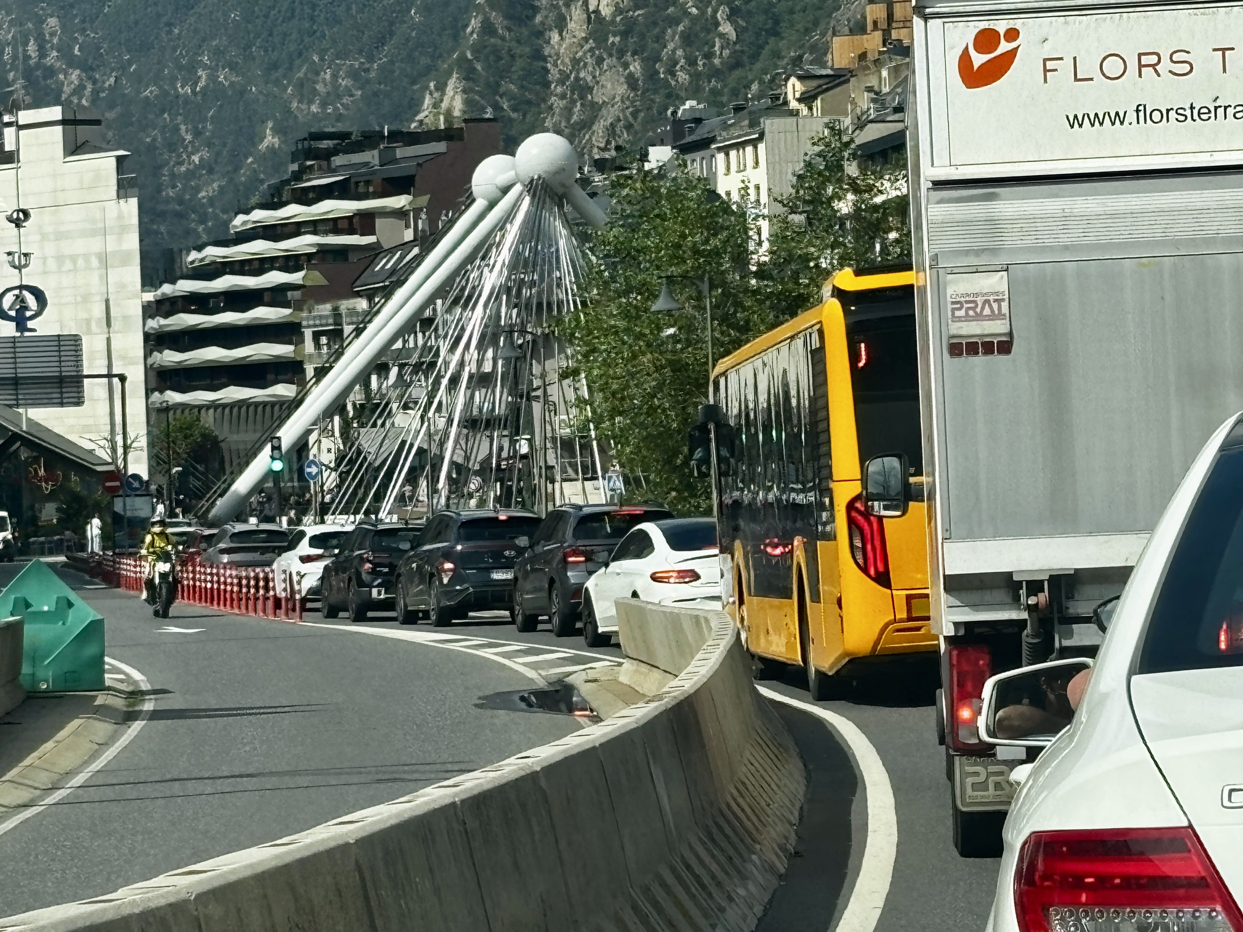 Trànsit dens arribant al Pont de París.