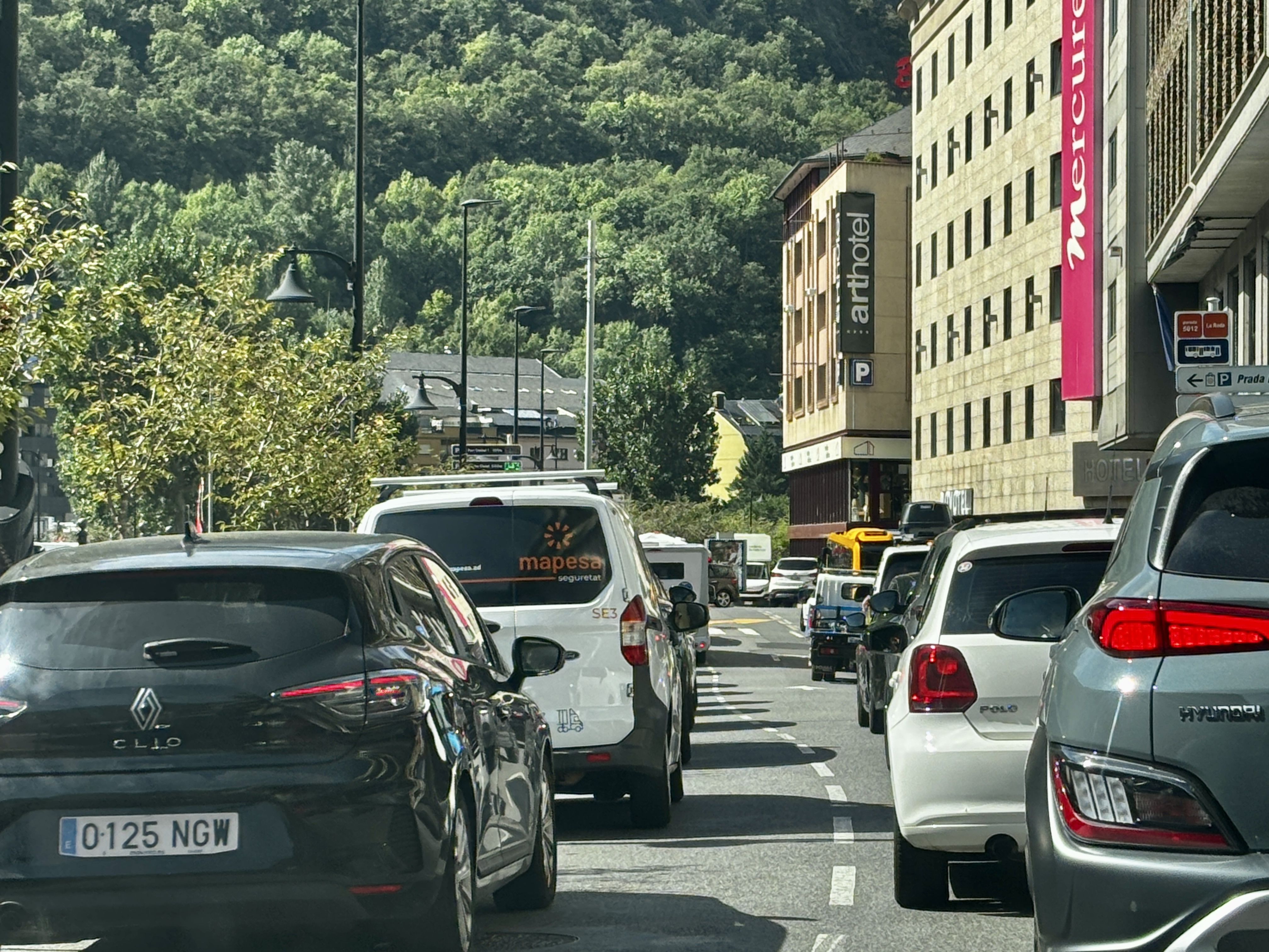 El cotxes aturats en el punt on el carrer Prat de la Creu travessa el Valira.