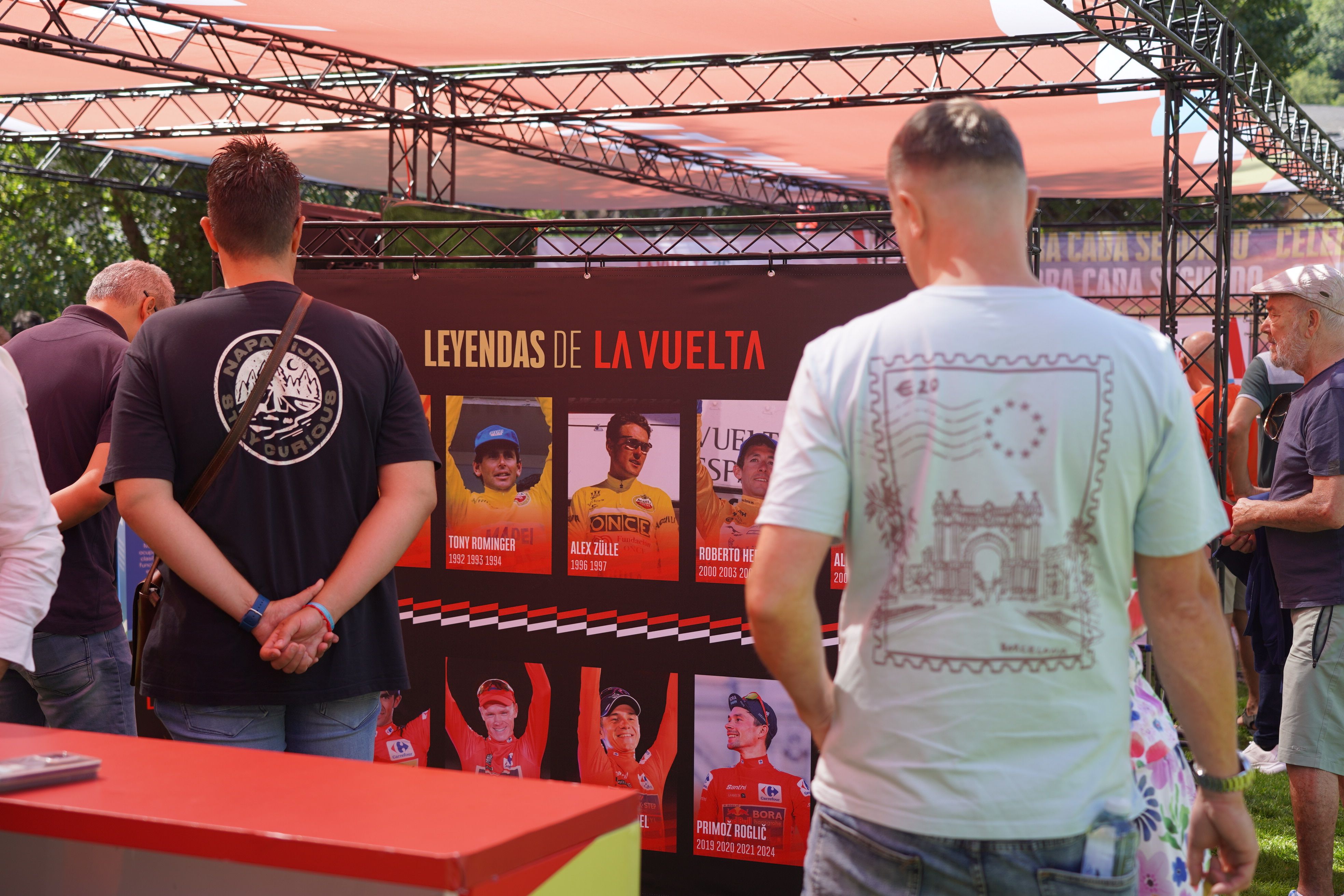 Un estand amb diverses llegendes de la Vuelta. Un estand amb diverses llegendes de la Vuelta.