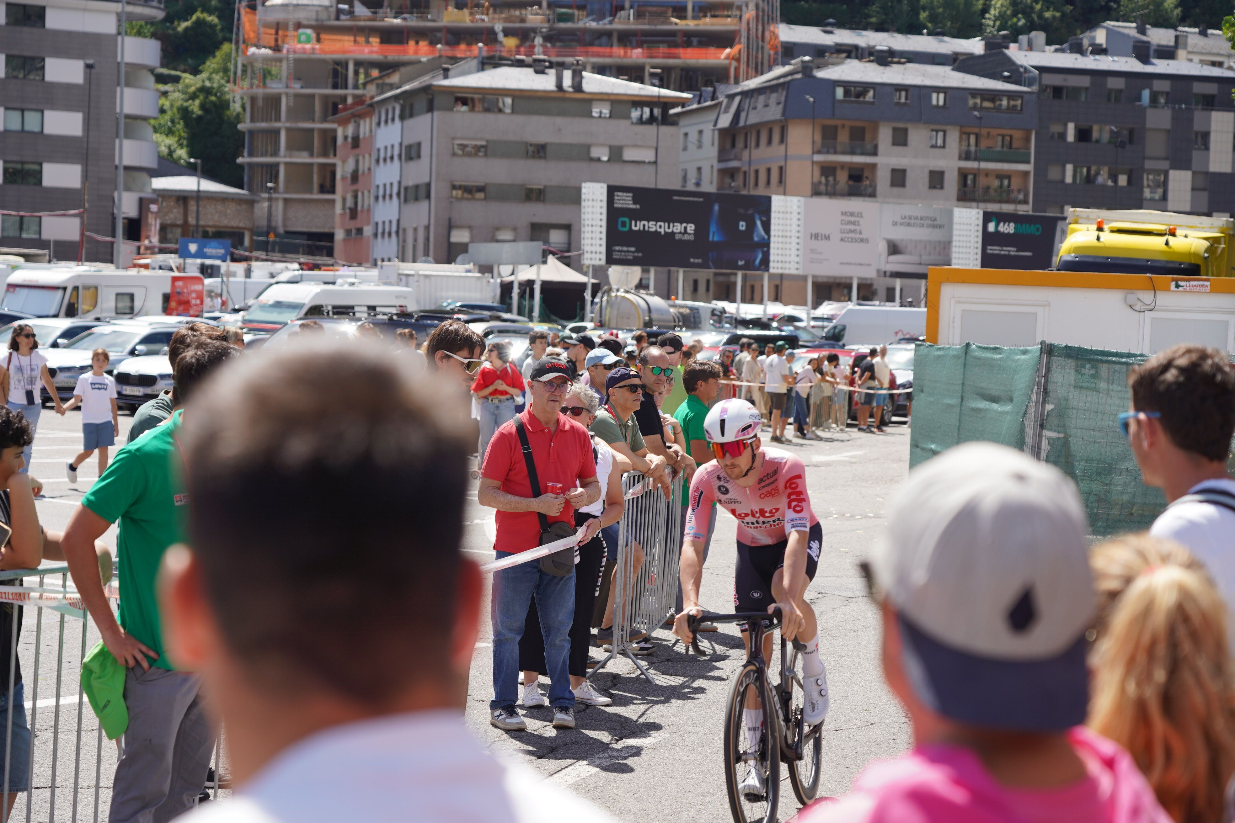 Ciclistes del Lotto arribant a l'aparcament del Parc Central. Ciclistes del Lotto arribant a l'aparcament del Parc Central.