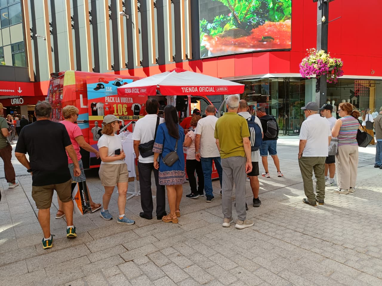 L'avinguda Meritxell també disposa de botiga i punts d'informació. L'avinguda Meritxell també disposa de botiga i punts d'informació.