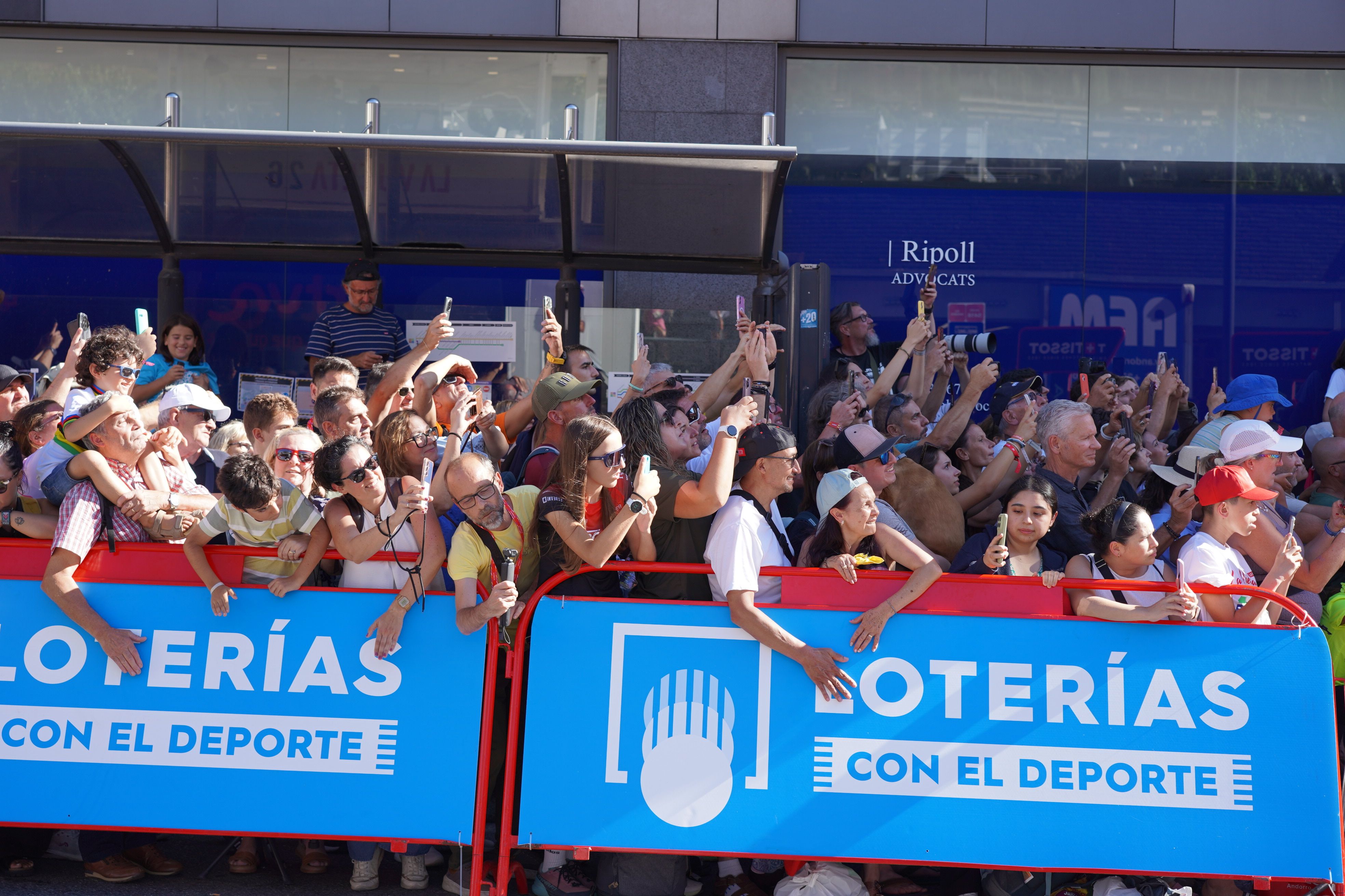 Màxima expectació a l'arribada a Andorra la Vella. 