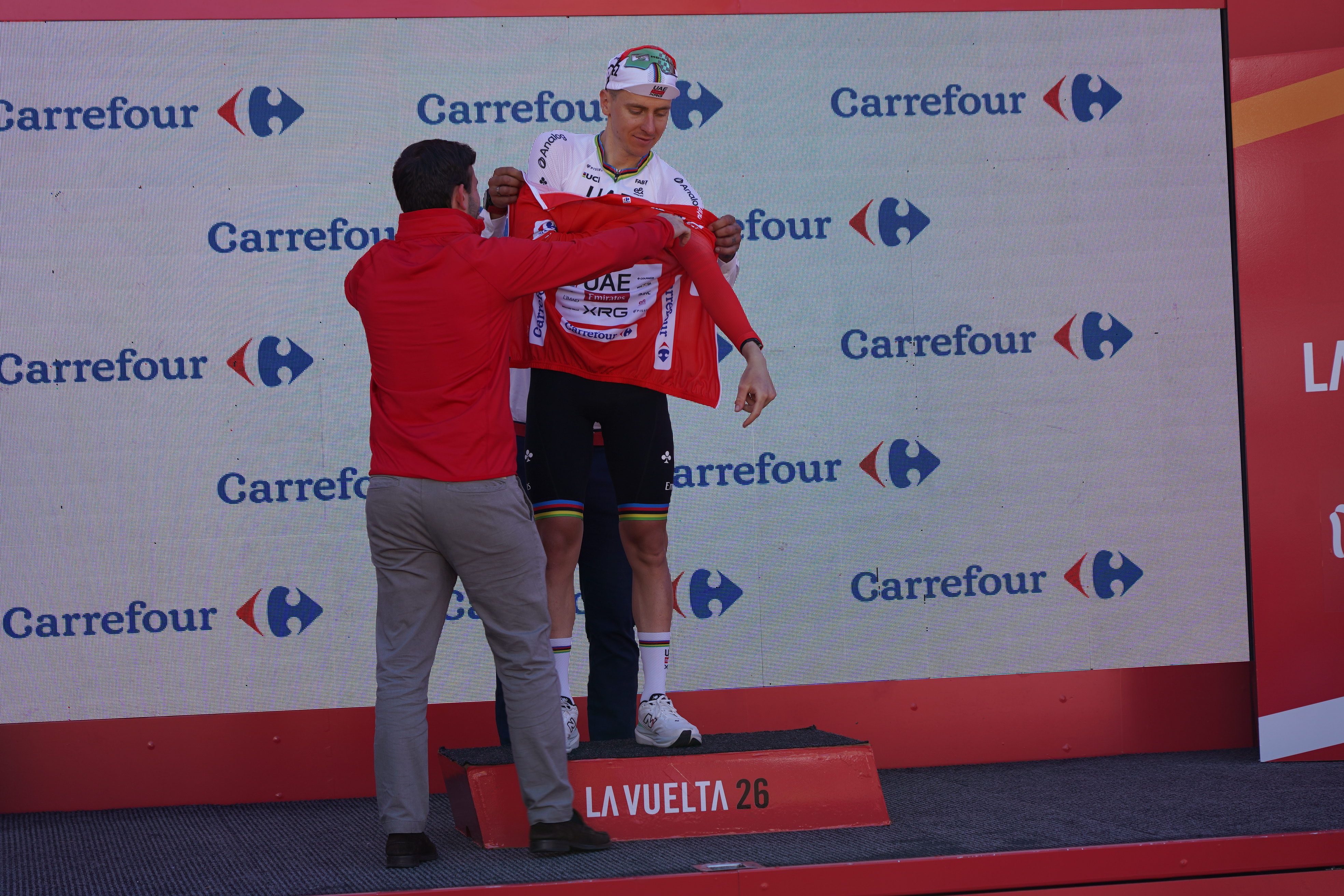 Enfundant-se el mallot vermell de la classificació general. 