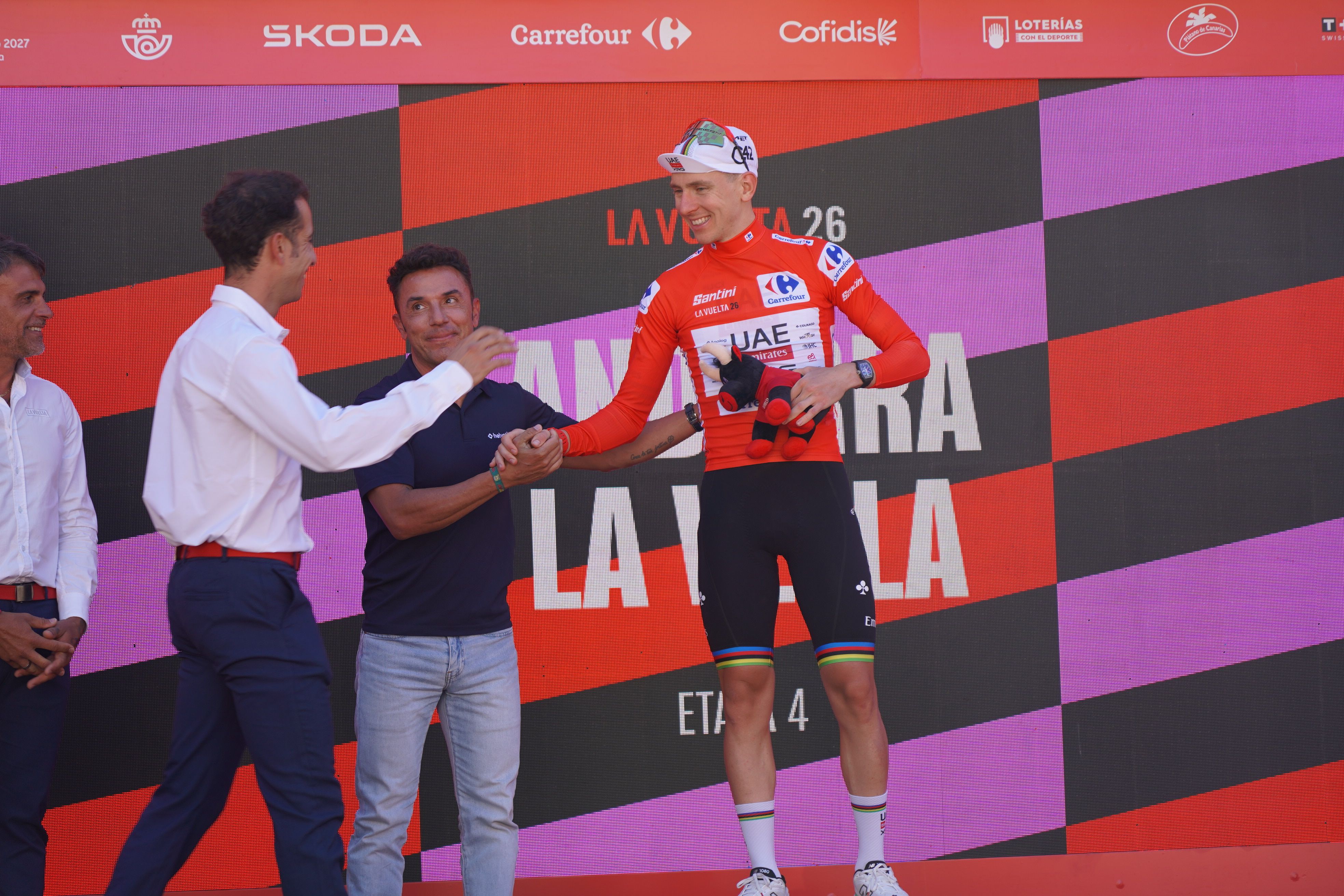 Purito Rodríguez i Fabio Aru han pogut saludar al ciclista eslovè al podi.