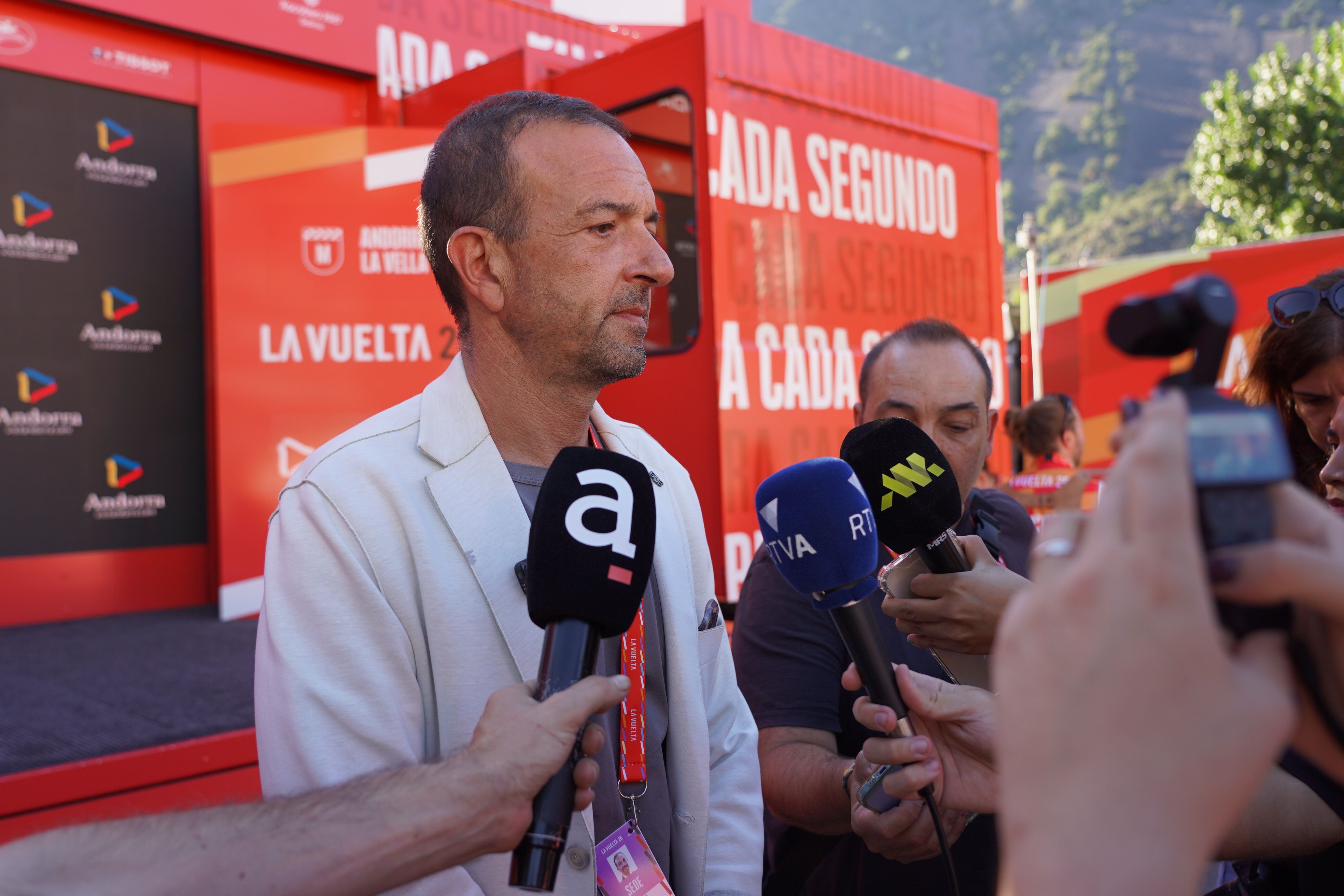 El ministre Jordi Torres, abans d'atendre els mitjans. 