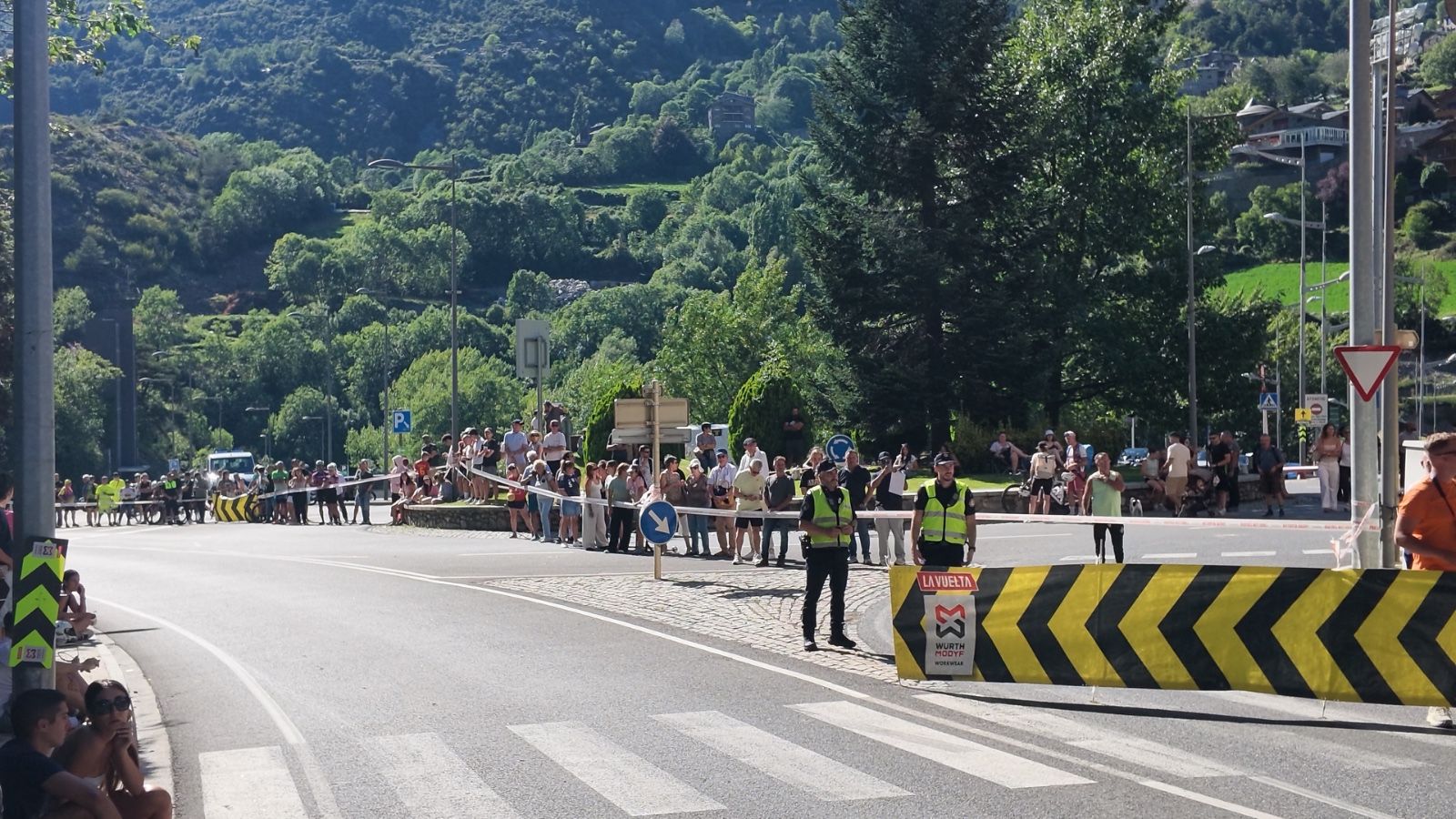 Expectació a la rotonda de Ràdio Andorra.