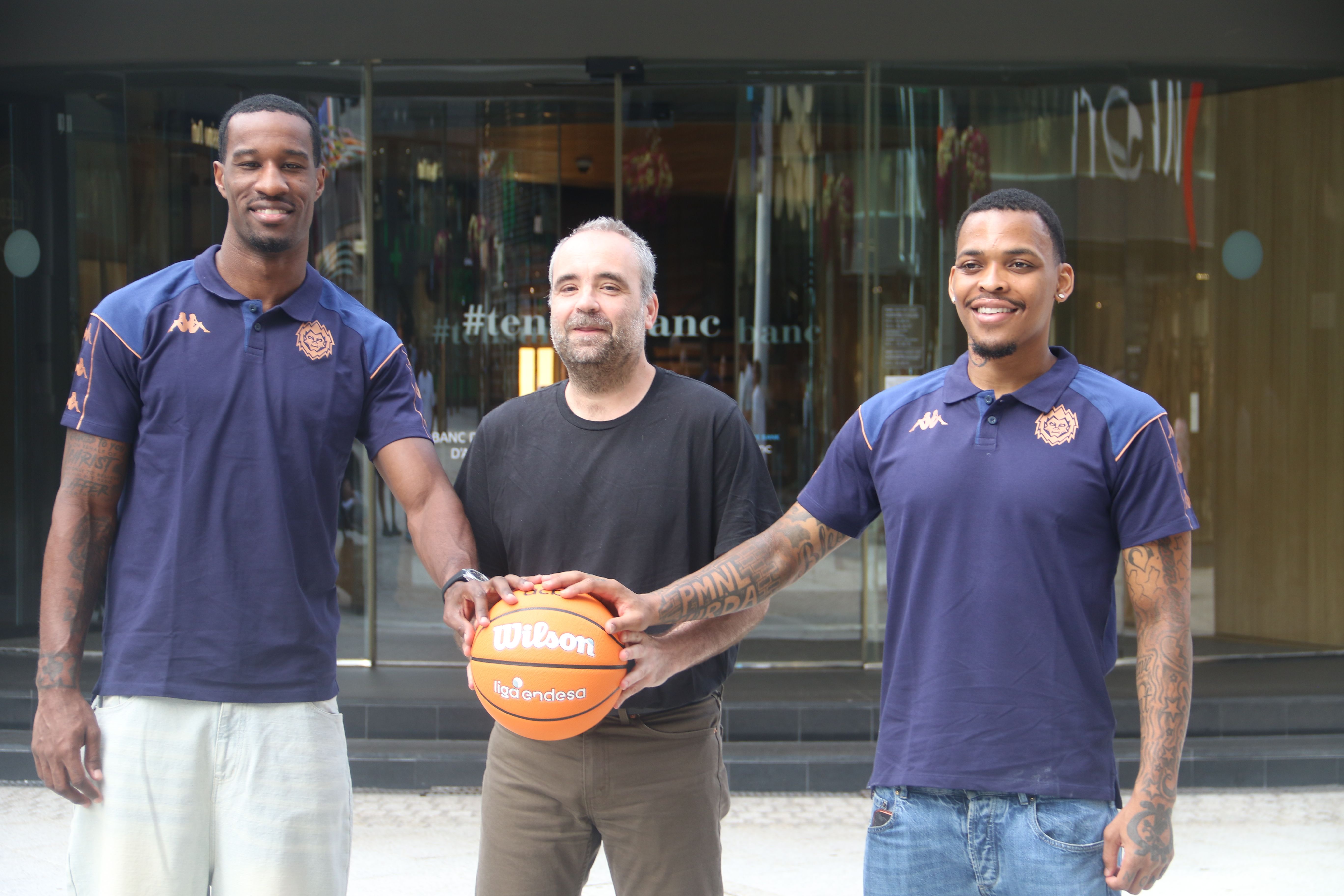 Cameron McGriff, Jordi Ardèvol i James Akinjo durant la presentació dels jugadors.