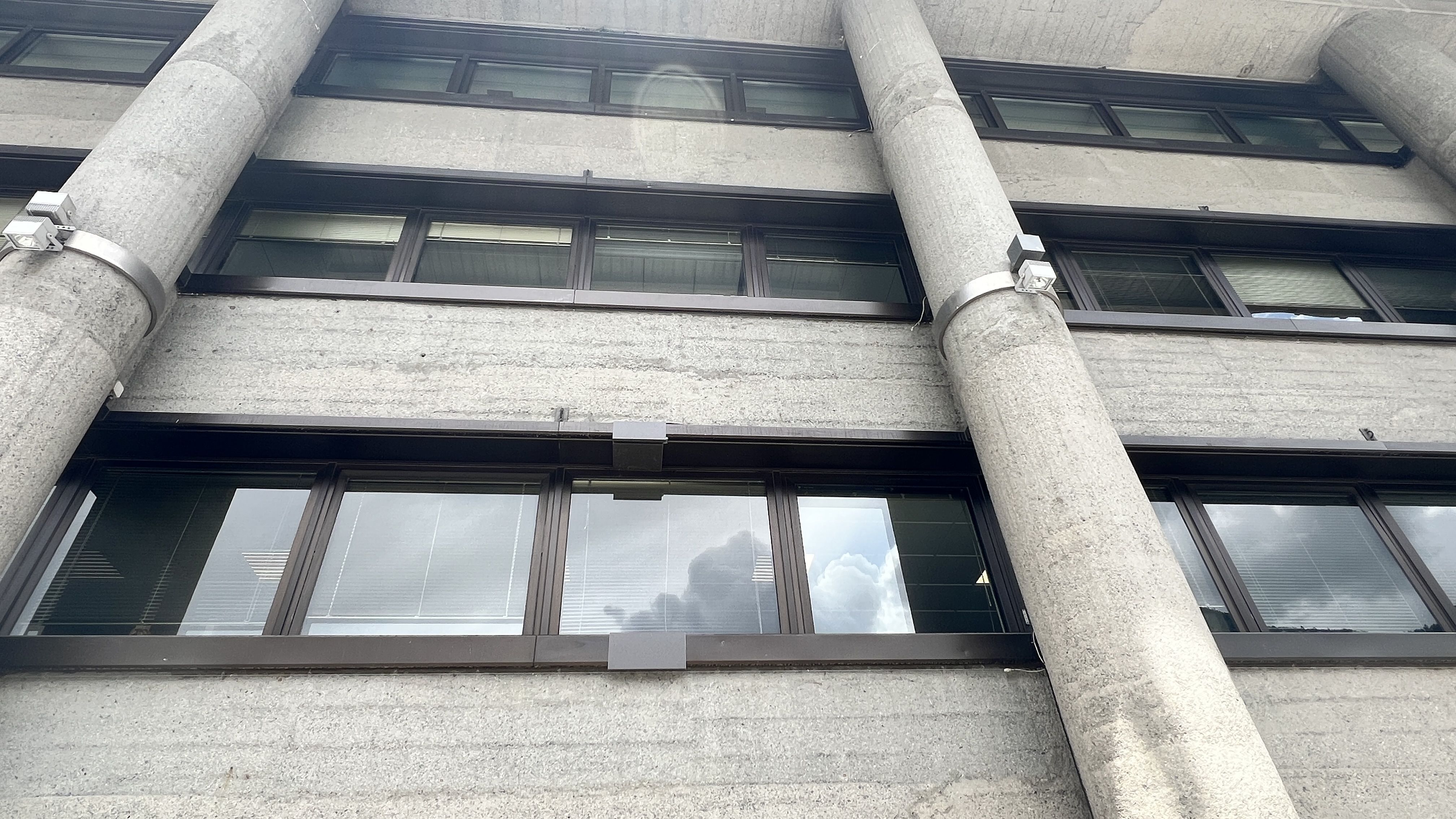 Una imatge de l'edifici administratiu de Govern a Prat de la Creu. Una imatge de l'edifici administratiu de Govern a Prat de la Creu.
