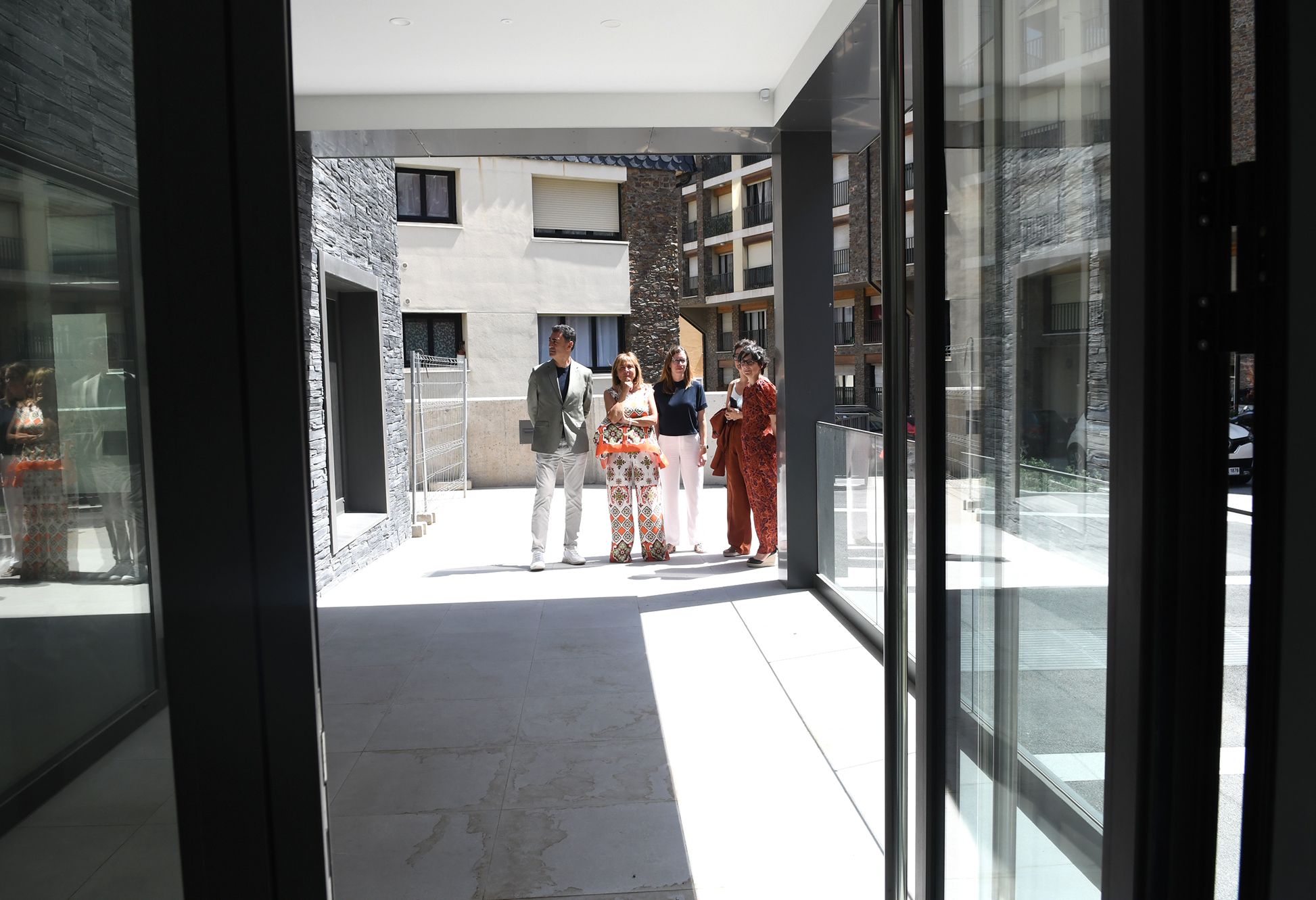 Visita dels ministres Conxita Marsol i Raul Farré amb la secretària d'Estat Laura Camps i la directora de l'Institut de l'Habitatge, Marta Alberch, a l'edifici. Visita dels ministres Conxita Marsol i Raul Farré amb la secretària d'Estat Laura Camps i la directora de l'Institut de l'Habitatge, Marta Alberch, a l'edifici.