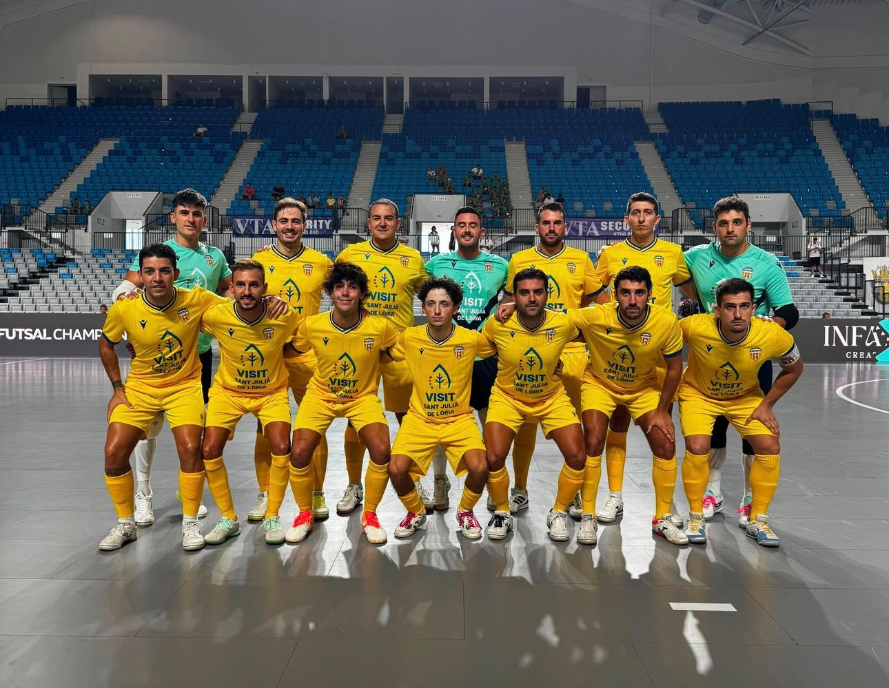 La plantilla laurediana abans de començar el partit.