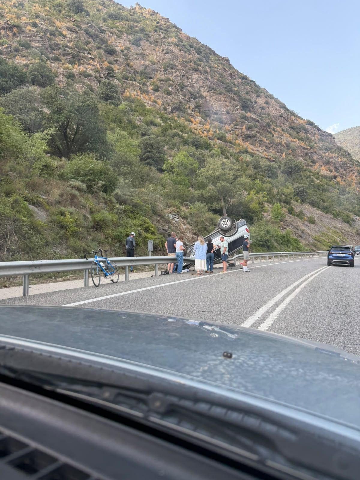 Un vehicle ha bolcat a la N-145 a les Valls de Valira en sentit Andorra. Un vehicle ha bolcat a la N-145 a les Valls de Valira en sentit Andorra.