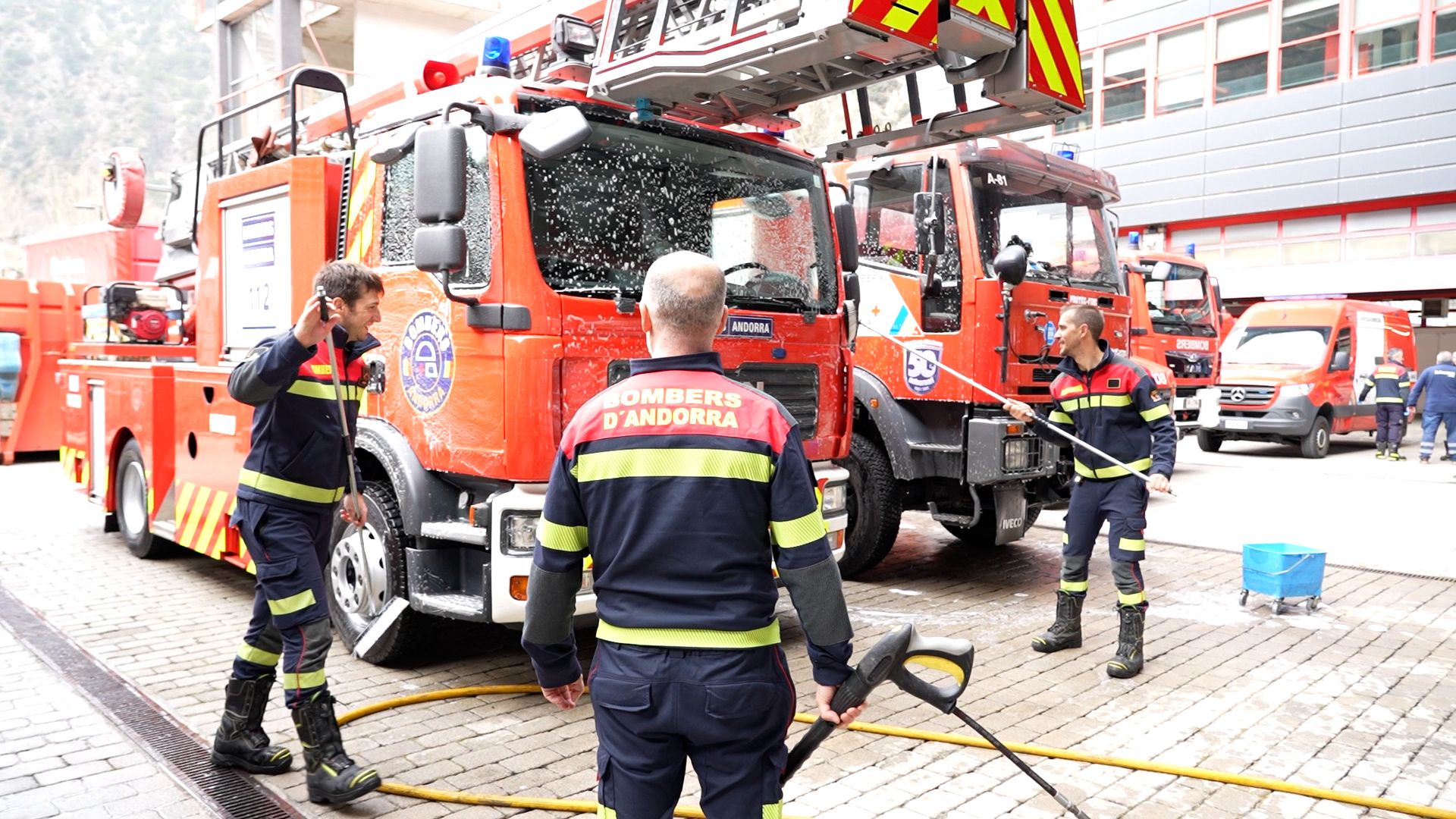 Bombers netejant els camions.