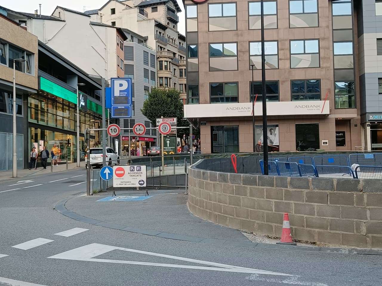 L'accés als aparcaments tancat des de la plaça Rebés. L'accés als aparcaments tancat des de la plaça Rebés.