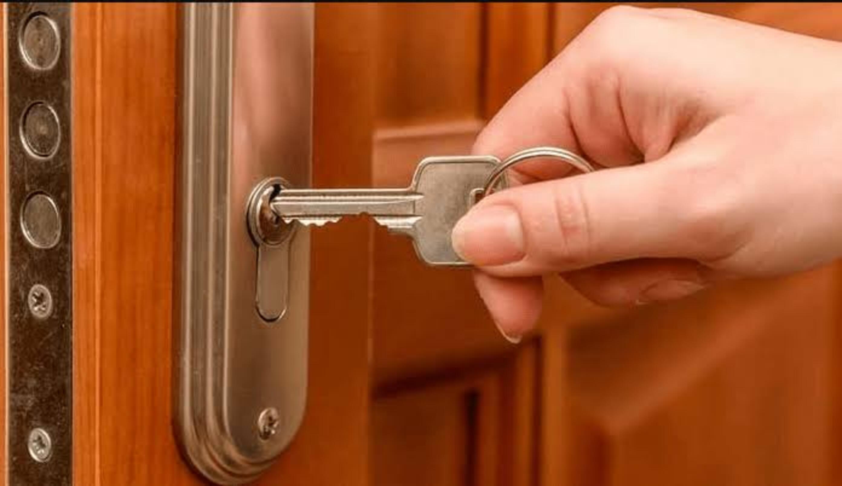 Una dona obrint una porta. Una dona obrint una porta.