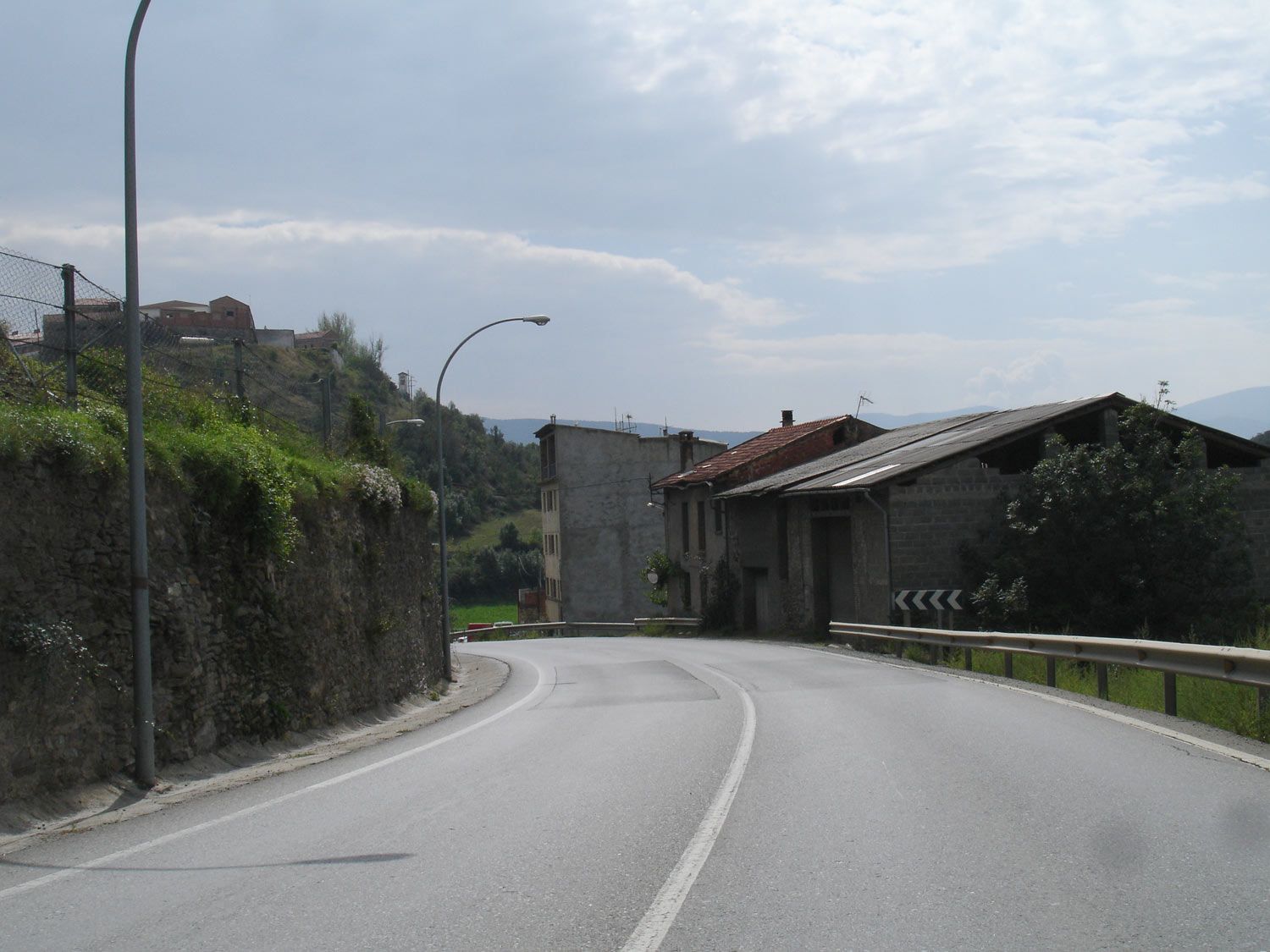 L'N-260 entre el punt quilomètric 228 i 229, on es vol construir el pas de vianants.