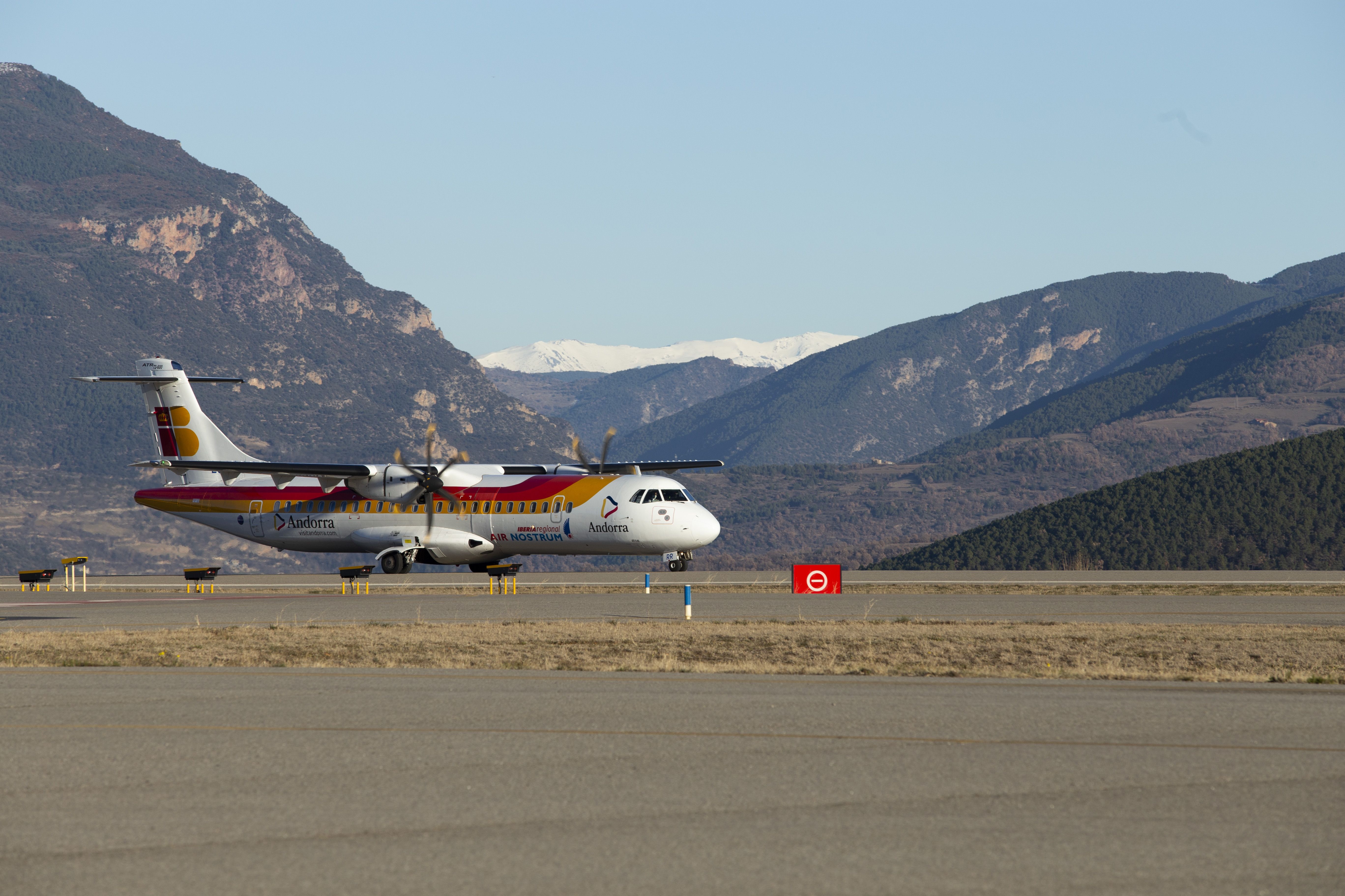 Un avió operant a l'aerport d'Andorra-la Seu. Un avió operant a l'aerport d'Andorra-la Seu.