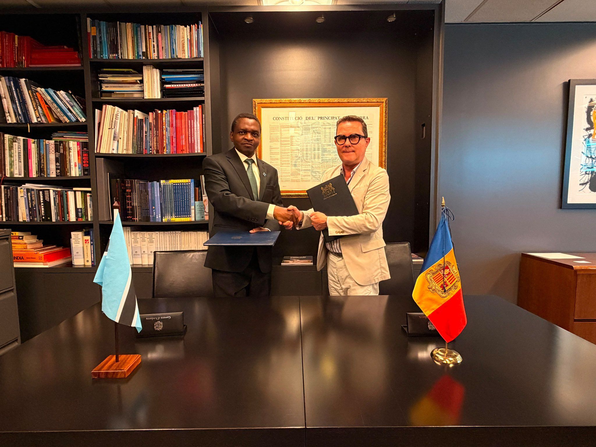 L’acord s’ha formalitzat entre l’ambaixador d’Andorra a les Nacions Unides, Joan Forner, i l’ambaixador permanent de Botswana davant de l’ONU, Charles Masole.
